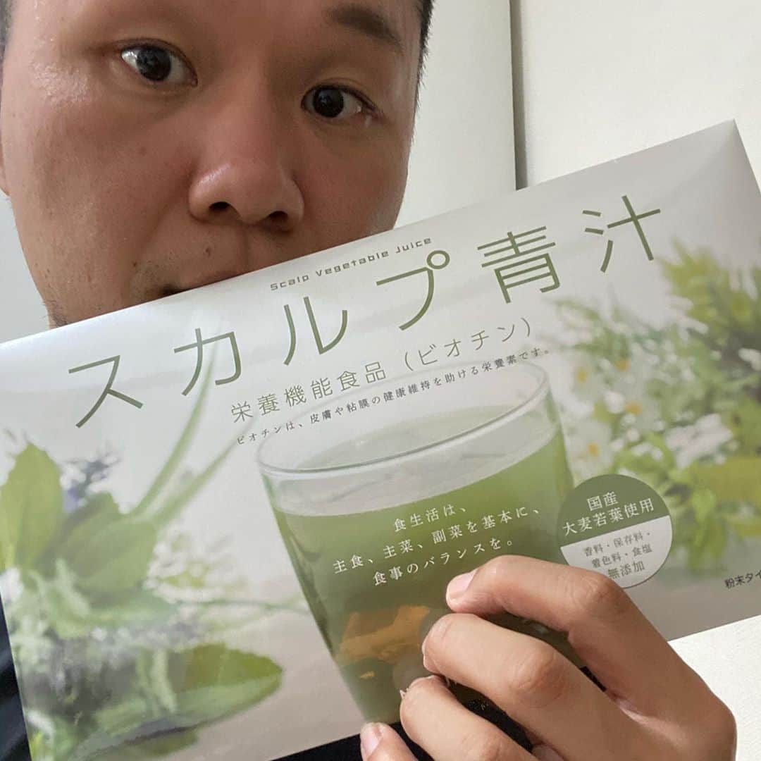 半田健吾さんのインスタグラム写真 - (半田健吾Instagram)「@scalp_aojiru さんからスカルプ青汁頂いた✨ 管理栄養士さんからも推薦コメントもらっている 注目の育毛成分のヒハツエキス限界配合で  ビオチンも1日の摂取目安量の10倍配合で副作用なんかも無し ┗皮膚や粘膜の維持、髪の健康に深く関わっているビタミンで脱毛を防いだり、頭皮をはじめてとする皮膚炎症を整える  ハードル低くて初回980円から始められるし  抹茶風味で美味しくこういうのが苦手な人もとても飲みやすかったよ✨  #スカルプ青汁 #青汁 #育毛 #青汁生活 #スカルプケア #育毛青汁 #健康 #健康食 #健康飲食　#ゴリトレ　#パーソナルトレーニング　#LAKAS #リバウンド　#一生いい身体 #リモトレ　#ダイエット　#pr」10月7日 0時16分 - kengo6010