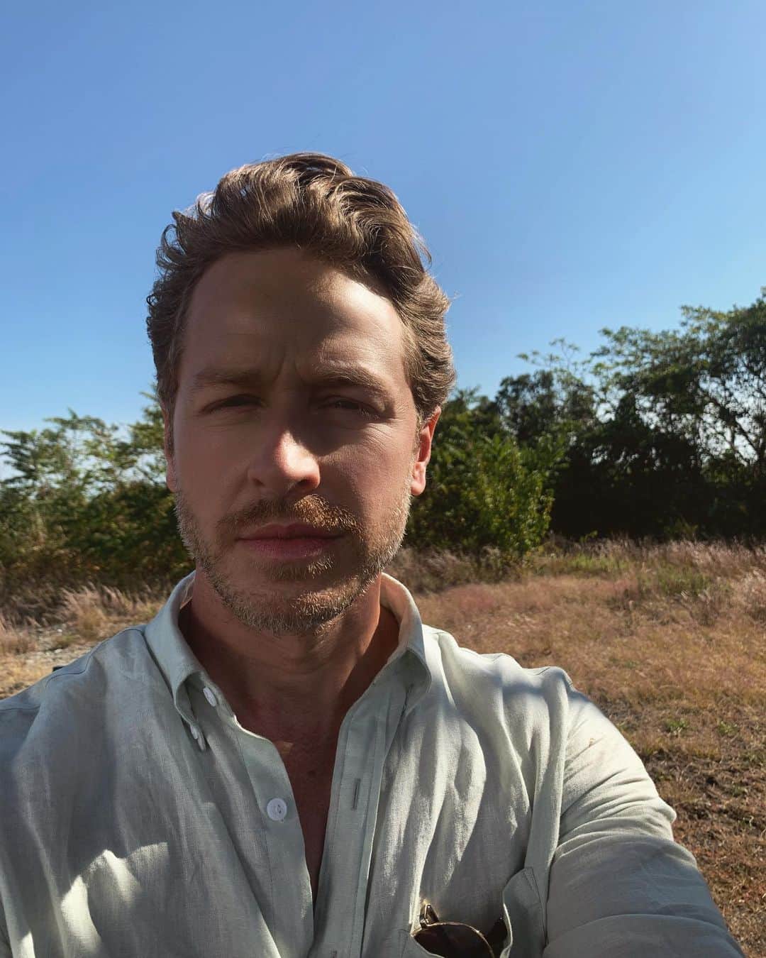 ジョシュア・ダラスのインスタグラム：「It’s the start of our 3rd week filming Season 3 of @nbcmanifest! Expect the unexpected. And expect the occasional selfie🤳! MANIFEST Coming soon to @nbc!  #setselfie #manifest #manifestation」
