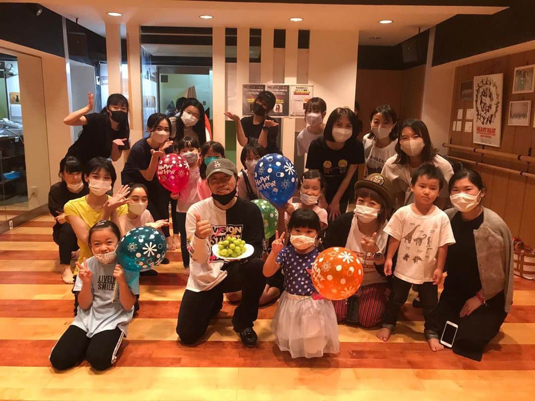 火口秀幸のインスタグラム：「スタジオの皆様 ありがとうございます 誤算ッ？　いゃ、5、3ッ  稚拙な　53歳でございますが、（笑） とにかく　皆様に　感謝です  ありがとうございました🙇‍♂️😊🙇‍♂️」
