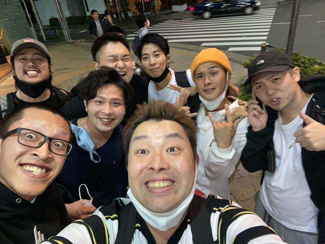 がんばる太郎のインスタグラム：「ニューカマー1st優勝したぞー！🏆！ わーい！！久しぶりの客入れライブ楽しかった！ 今回のネタは僕もネタ作ったんですよ！！ 僕の発想、テイストを横田が綺麗に整えて、Dを活かしてうまく融合できたネタで優勝できたのはでかい！ たまには自慢させてくださいよお！！ 後輩たちとお疲れ会！！ M-1、2回戦も頑張ります！🔥」