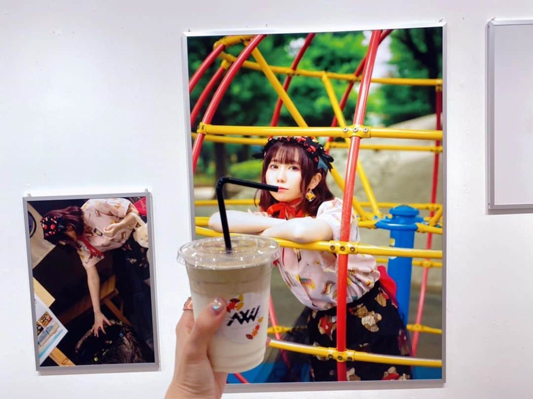 ぱいぱいでか美さんのインスタグラム写真 - (ぱいぱいでか美Instagram)「絵恋ちゃんの写真&衣装展行ってきました✌︎ ꙳ #絵恋ちゃん #えれ展 @aiueren125 #awajicafeandgallery #淡路町 ꙳ えれ展〜絵恋ちゃんが写真展を開いても〜行ってきました〜☻ 2nd写真集からのアザーカットや今までの衣装が展示されてて 完全なるえったんこワールドでした❤︎ ほんと可愛い〜〜〜自慢の親友なんだが〜〜〜？とマウント取りたくなる可愛さですわ 3枚目の無理やりほうじ茶ダルゴナを飲ませてる撮り方可愛いので 今後行くえれにすと真似してください。笑 衣装もたくさん飾られてて圧巻！ 私の今の衣装も雪乃さんなんですが、 やっぱ雪乃さんだなー！＼だなー！／になった 淡路町にあるAWAJICAFE&galleryで10/11まで行われてますので えったんこしに行ってください。 あと行ったらいました。作業してました。」10月7日 0時23分 - paipaidekami