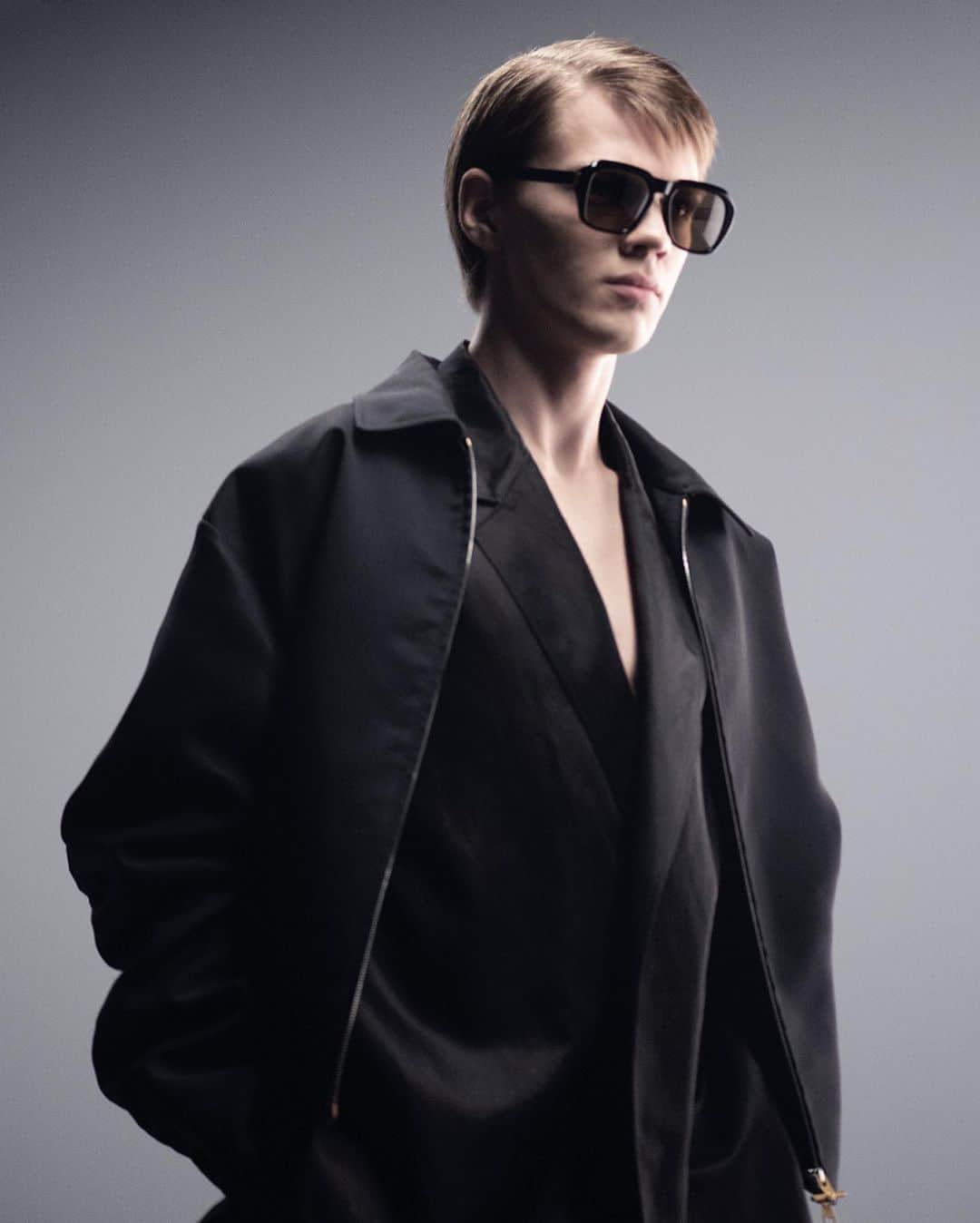 のインスタグラム：「SPRING SUMMER 2021⠀ SHOW LAYERING ⠀ #dunhillSS21⠀  Utility and elegance, worn with new dunhill eyewear.  Creative Director: #MarkWeston⁠⠀ Creative Consultant & Stylist: #ElliottSmedley⁠⠀ Photography: @jasonlloydevans⁠⠀ ⁠⠀ DUNHILL.COM」