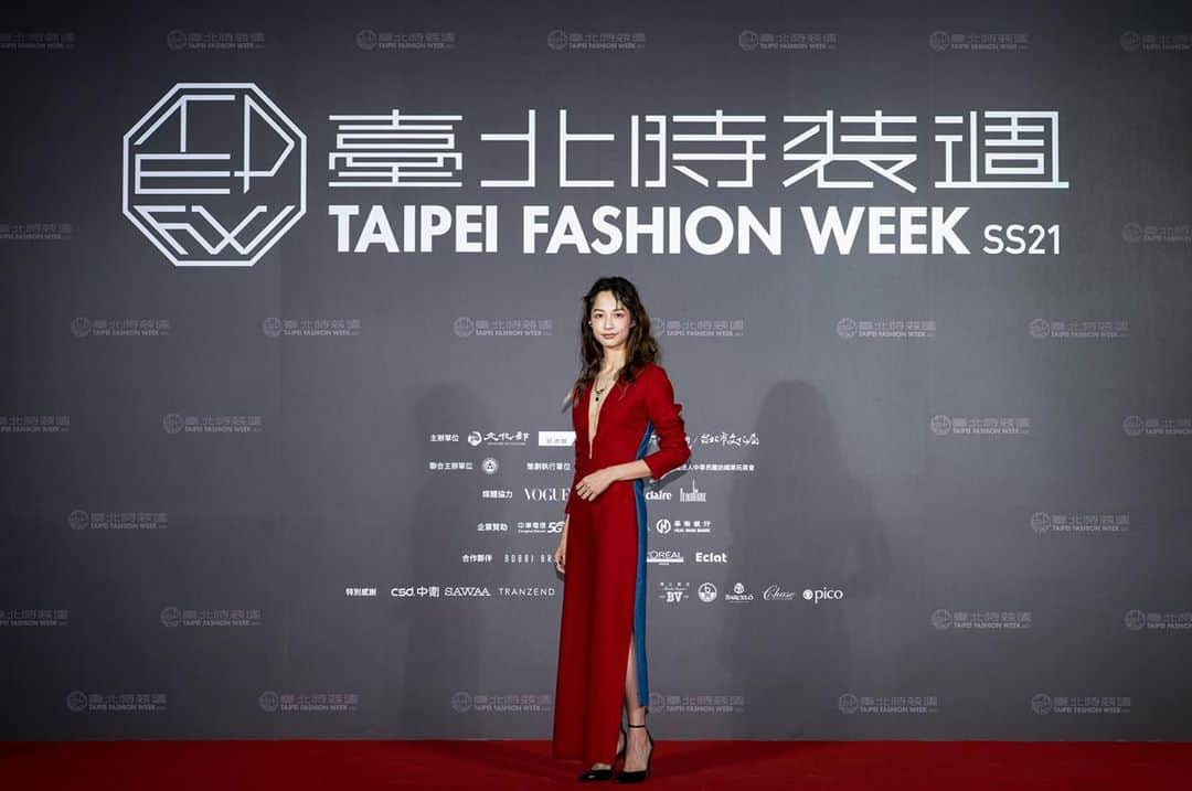 ジエン・マンシューさんのインスタグラム写真 - (ジエン・マンシューInstagram)「🔴🔵 今晚去了台北時裝週。 Taipei Fashion Week SS21 Re:connext 去＿你的時尚。 身上穿的是 #DAMUR 黃世舜設計師的洋裝，很喜歡設計師在某次的訪問中提到他設計衣服的概念『設計一件衣服，其實是設計一個社會的語言，能不能找到一個認同你的語言或想法的社群，才是重要的。』 對我而言創作的迷人之處正是如此，任何形式的創作，創作者都將想說的話放進作品中，用作品來跟觀眾進行語言之上的對話。 @tpe.fashionweek  服：@damurfashion  鍊：@hankaono  髮：@driven.by @chiron_yun  妝：@backstage_minnie  #2020臺北時裝週 #TaipeiFashionWeek #TPEFW  #RECONNEXT  #去_你的時尚  #RePlay」10月7日 0時28分 - manshujian