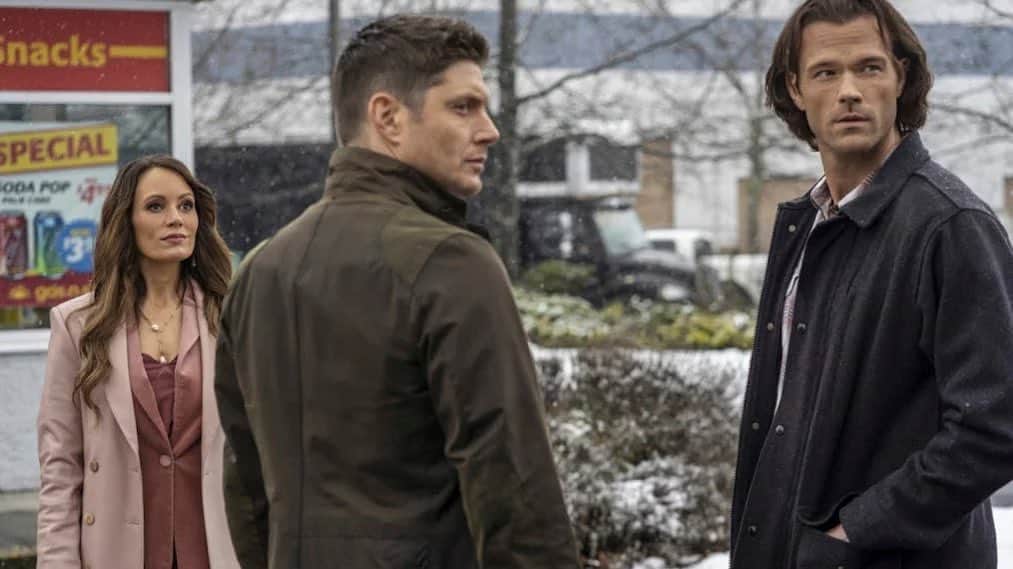 のインスタグラム：「Oh, hey there.  Just stopping by to ask:  Who’s ready to see how the rest of season 15 unfolds? 🙋🏻‍♀️🙋🏾‍♀️🙋🏼‍♀️🙋🏿‍♂️🙋🏻‍♂️  Catch you next week in @mattcohen4real ‘s episode #GimmeShelter. * * * #spnfamily #supernatural #supernaturalseason15 #thisistheend #amara #chuck」