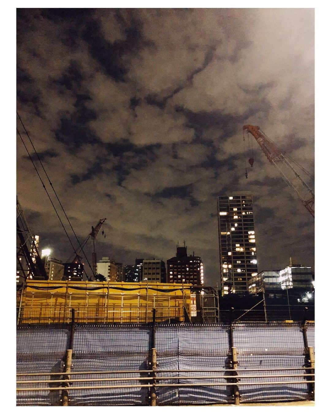 のインスタグラム：「第二六本木ヒルズ　再開発エリア🏙 #夜の散歩#犬の散歩#六本木#秋 #10月#再開発 #西麻布 #夜景 #デートコース#デートスポット#散歩コース#出会い#お見合い#婚活#結婚#結婚相談所#エムズブライダルジャパン🌺」