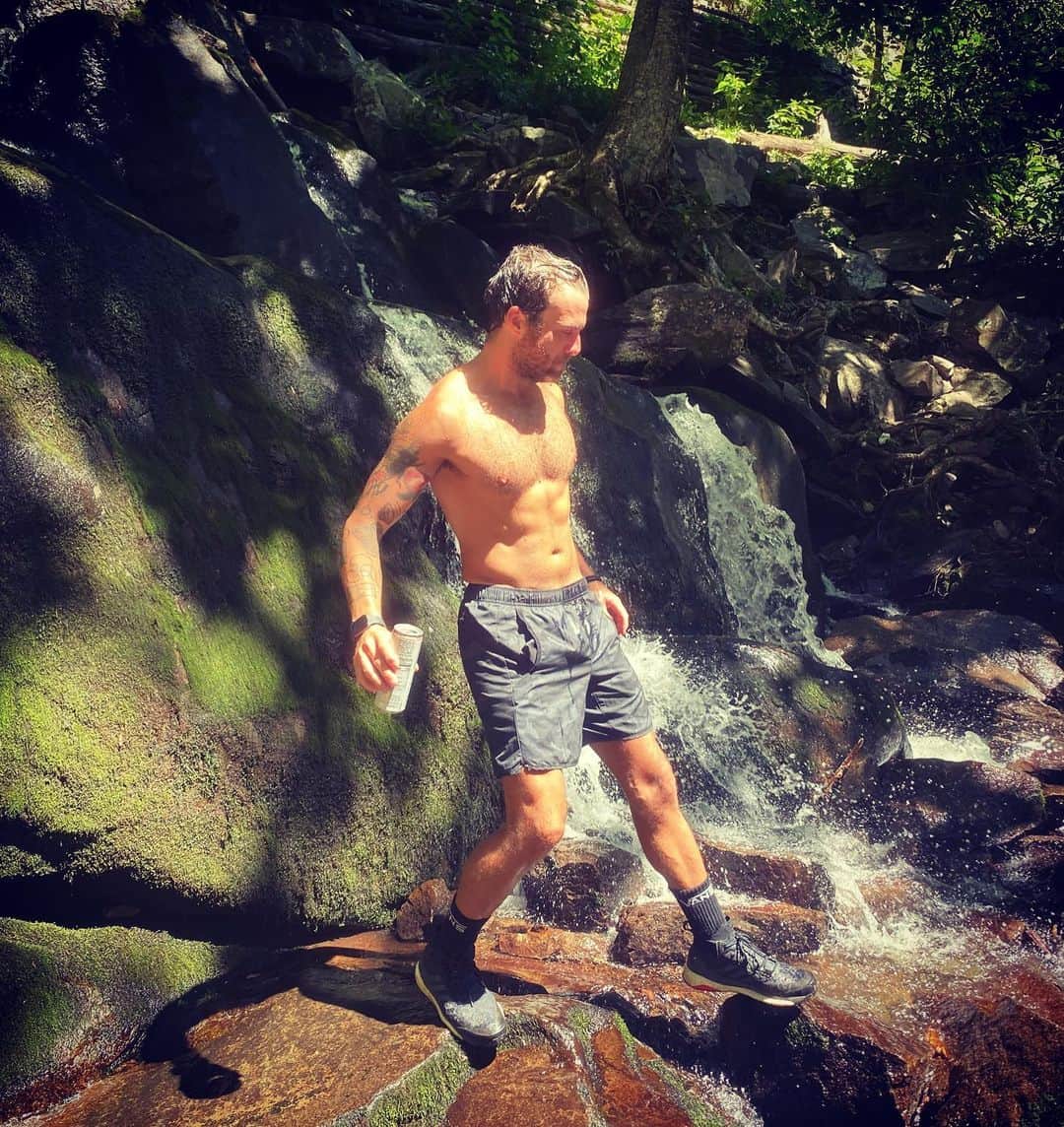 のインスタグラム：「debating between captions; do i do a “missing my summer adventure days” one or one making fun of me being shirtless? commence discussion, I’ll be here finishing cold brew 2. but for real, i am excited for some more nature adventures.」