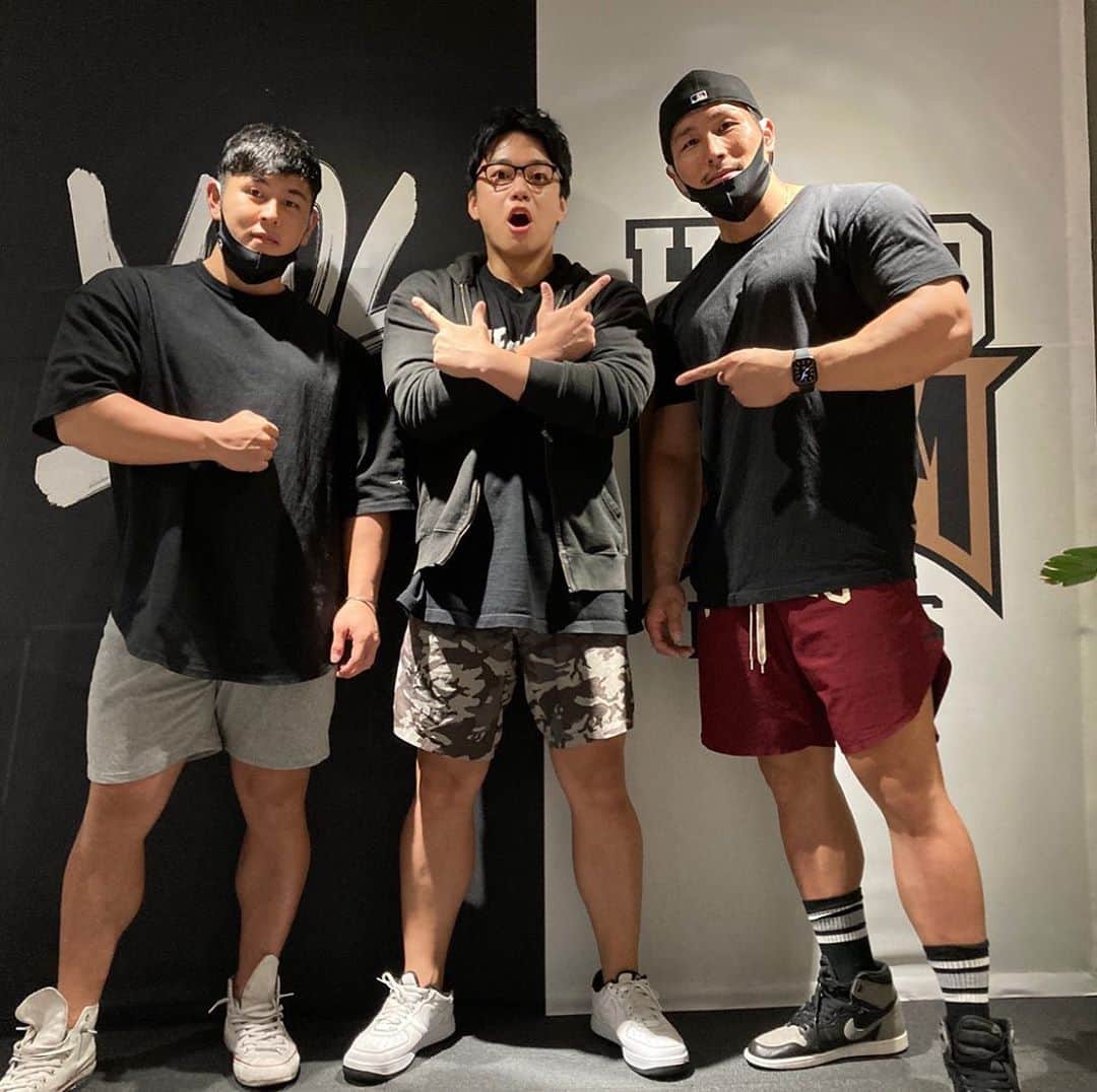 ディーサンさんのインスタグラム写真 - (ディーサンInstagram)「光太郎と岡田君がHERO GYMに来ました😄 Fitness Team XXXLはカラダの仕上がり(絞りや全体の質)が段違い ポージング、魅せ方も最強に上手い 今度チームの撮影よろしくお願いします💪  #腹筋#6pack#ab #痩せる#筋肉#フィットネス#筋トレ#ボディメイク#減量#ダイエット#細マッチョ#メタボ#アイハーブ#メンズ美容#フィジーク#美容#アンチエイジング#スキンケア#スポーツモデル#nabba#fwj#ifbb」10月7日 0時52分 - d_sun07