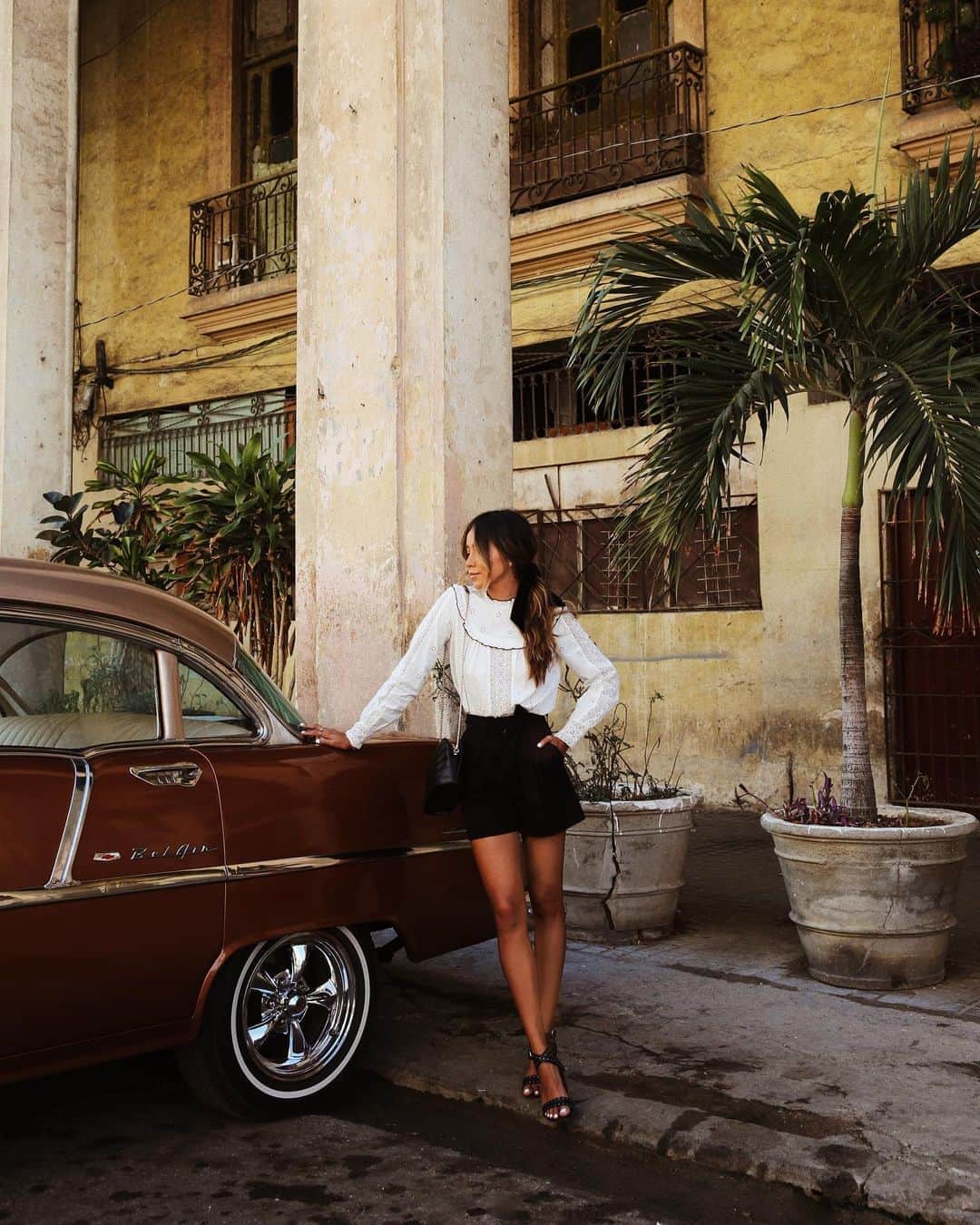 ジュリー・サリニャーナのインスタグラム：「vintage postcard 🌴」