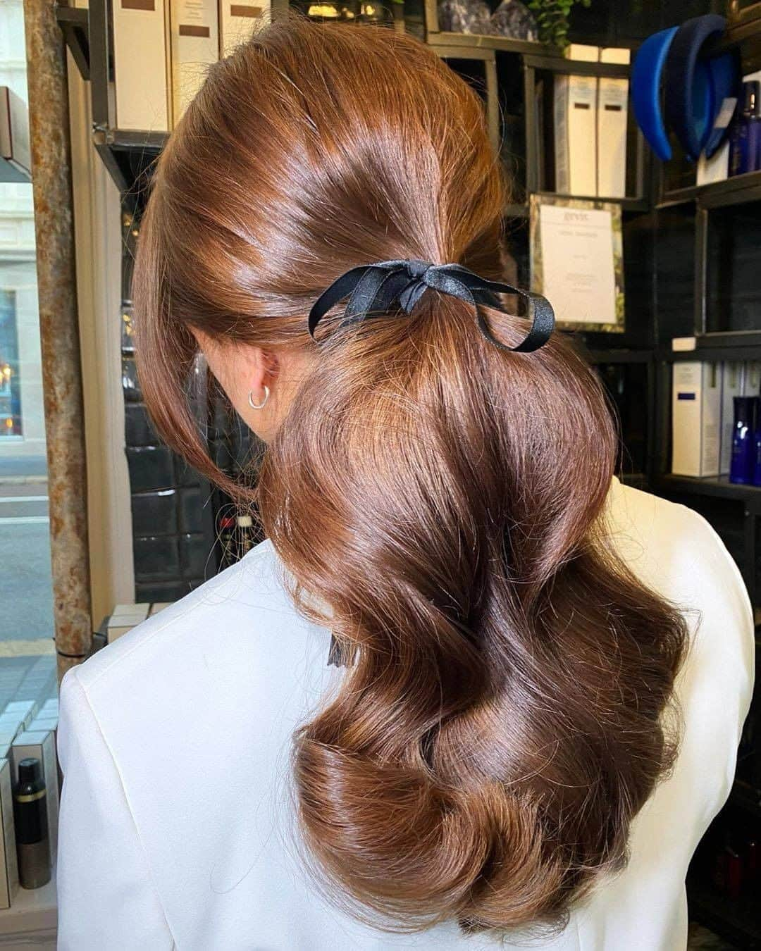 ghd hairさんのインスタグラム写真 - (ghd hairInstagram)「A real-life princess ponytail ✨💁‍♀️ Ribbons are an essential accessory for autumn...✌️  @gevir   #ghd #ghdhair #ghdhairpro #hairgoals #hairinspo #hairstyling #autumn #autumnvibes #lowpony #hairembellishment」10月7日 0時47分 - ghdhair