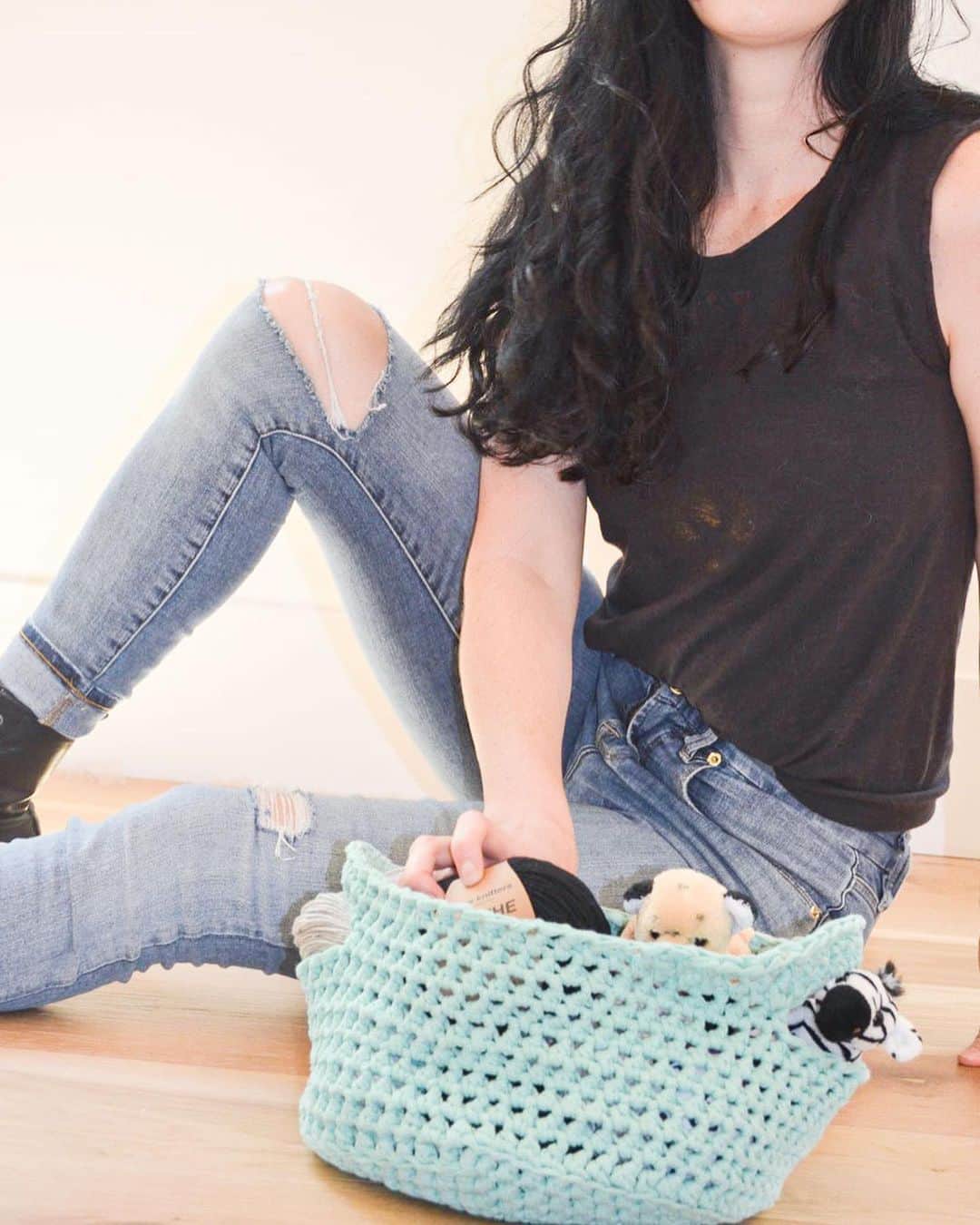 クリステン・リッターさんのインスタグラム写真 - (クリステン・リッターInstagram)「EASY crochet toy basket kit! I love having low bins and baskets for toys or any kind of organizing - and I love being able to make them myself! This one works up so fast and it’s just so useful and versatile and CUTE! Grab this easy crochet kit from my new 2020 collab line with @weareknitters !! Link in BIO! #krystenkrochet #krystenknitter #crochetersofinstagram #knittersofinstagram #crochet」10月7日 0時48分 - therealkrystenritter