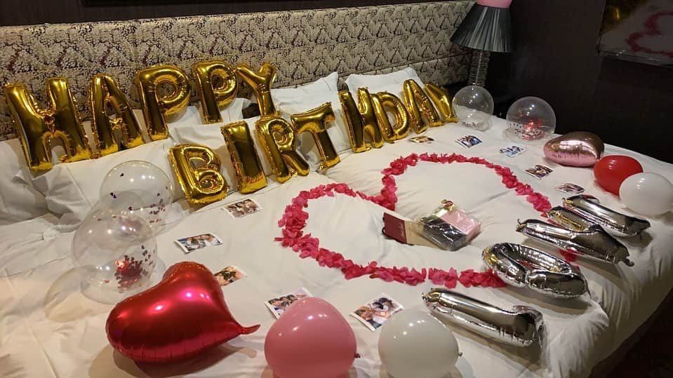 のインスタグラム：「My Birth Day💓💓 こっつとみこがお祝いしてくれました😭 いっぱいいっぱいだいすきでいっぱいいっぱい泣いた日💓  みちょぱはいつもすぐお部屋の電気消しちゃう笑 何もするなよって言ったのに😭 ありがとうだいすき😍 このご縁に感謝🙏  #2018 #skm  #my #birthday  #decoration  #balloon #love #friends #hotel #sweet #girlsnight #birthdaycake #お誕生日 #ありがとう」