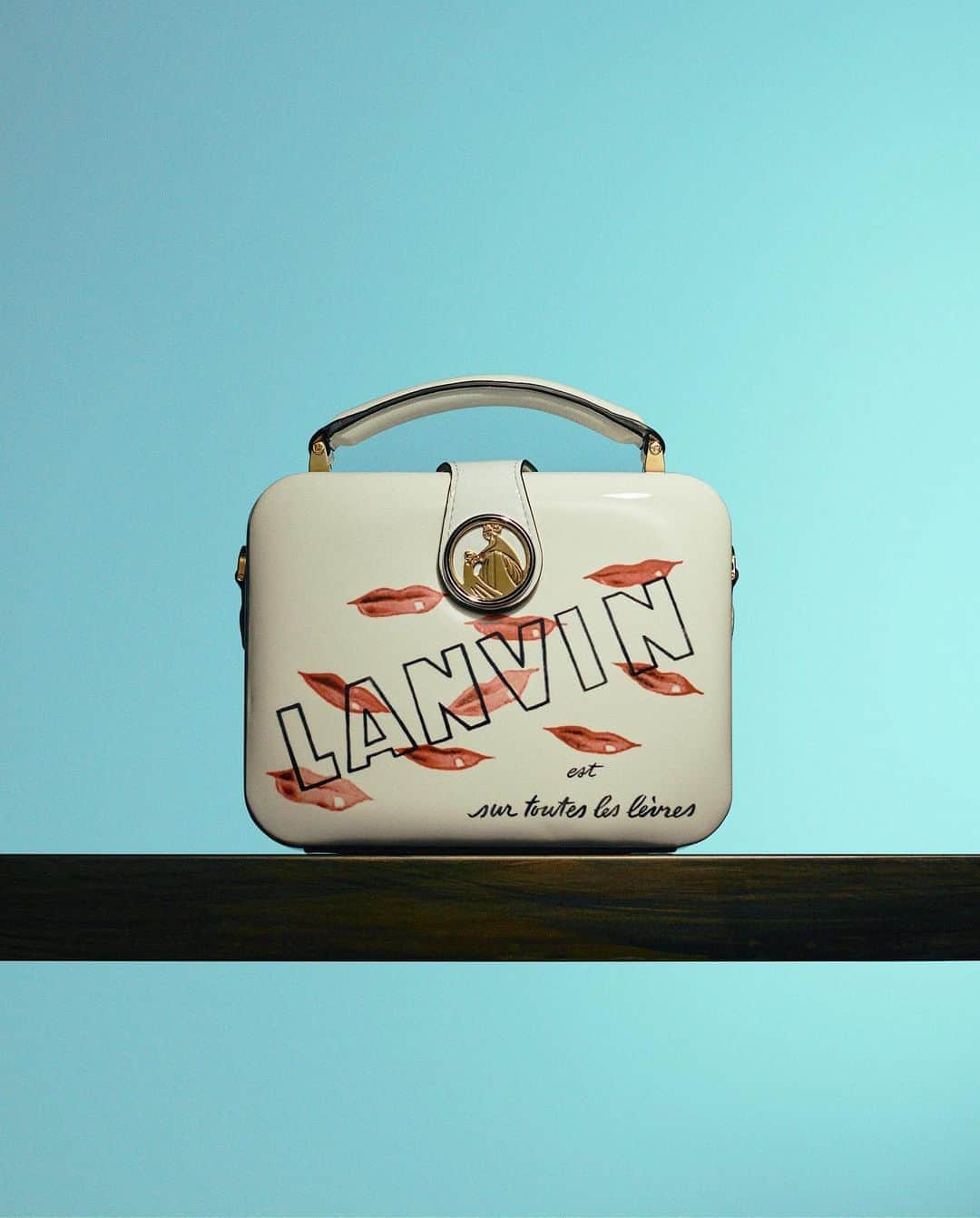 ランバンのインスタグラム：「“Lanvin est sur toutes les lèvres“ (“Lanvin is on everyone’s lips“): the “lipstick“ print on the Bento minaudière comes from an original #LANVIN beauty commercial from 1938.  The “Cosmetics” capsule collection is inspired by archives of LANVIN beauty commercials from the 1930s.  Discover the “lipstick“ print on a series of collector’s pieces. Available now via link in bio and in stores. #LanvinBags  #LanvinFW20」