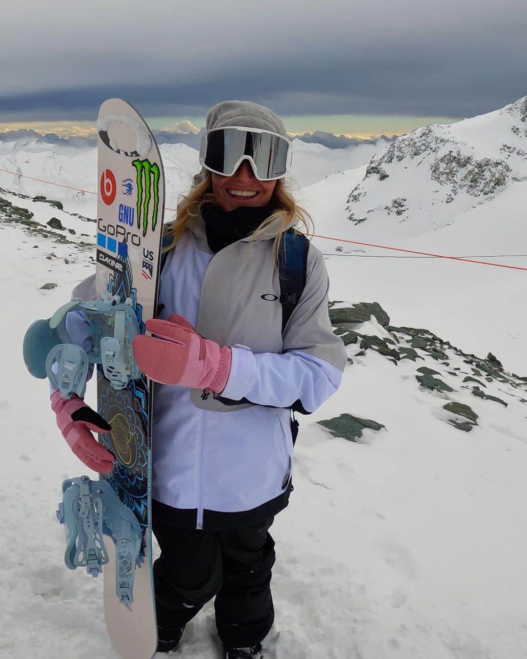 ジェイミー・アンダーソンさんのインスタグラム写真 - (ジェイミー・アンダーソンInstagram)「Couldn’t be more happy & grateful to be back on snow in the beautiful Swiss alps! 🙌   Where is your dream place to ride this winter?!   🙏 ❄️ 💙 #GoProHero9 #goprocreatorsummit #jafreespirit #JAlivingthedream」10月7日 0時59分 - jamieanderson