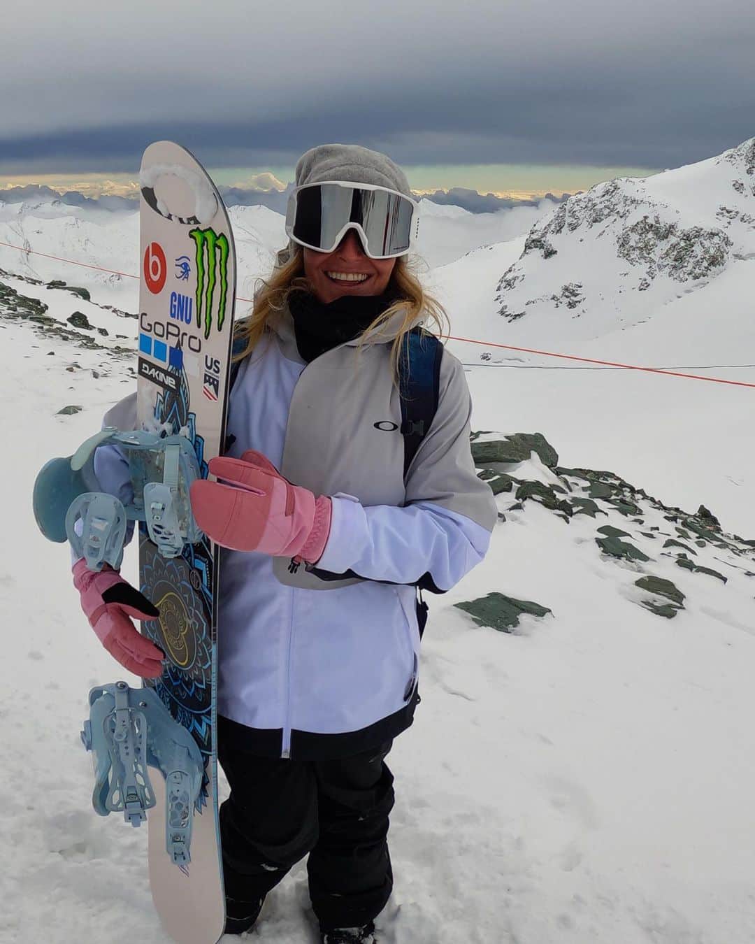 ジェイミー・アンダーソンのインスタグラム：「Couldn’t be more happy & grateful to be back on snow in the beautiful Swiss alps! 🙌   Where is your dream place to ride this winter?!   🙏 ❄️ 💙 #GoProHero9 #goprocreatorsummit #jafreespirit #JAlivingthedream」