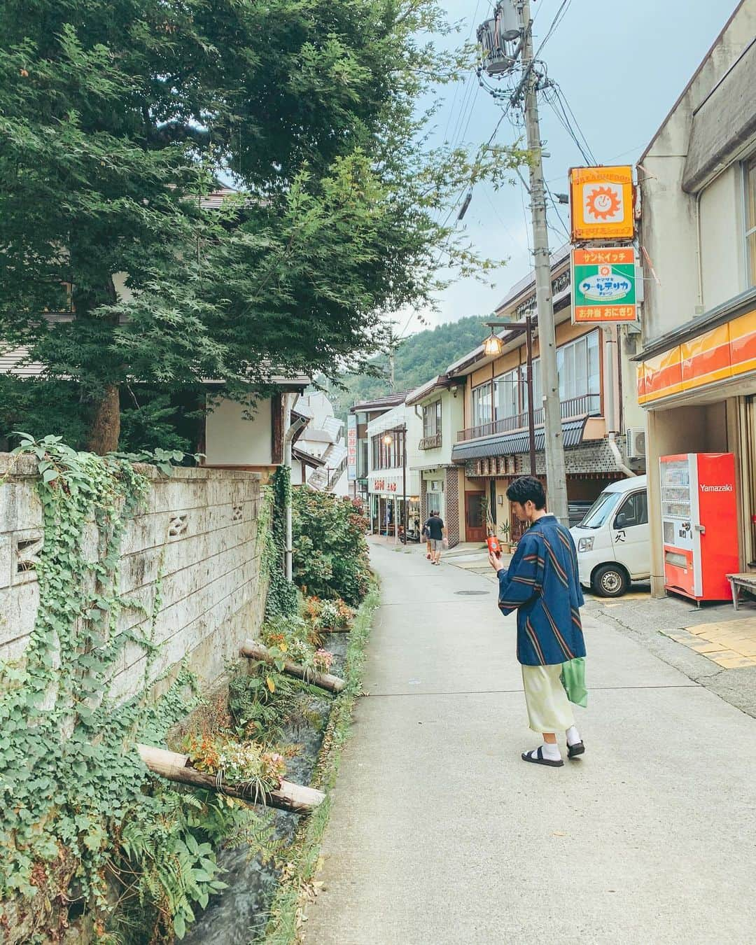 髙林梢絵さんのインスタグラム写真 - (髙林梢絵Instagram)「野沢温泉で湯巡りしてきました♨️ 無料で入れる共同浴場が13箇所もあって お宿の温泉以外にも、いろんな温泉入れるの シンプルに最高すぎませんか？？？ ・ ・ わたしたちはその中でも「大湯」と 「熊の手洗い湯」に行ってきました🐻 扉あけたら速攻お風呂！ってのが新鮮で、 何より、源泉掛け流しの、 あっつくてとろとろの あのお湯の質感が たまりませんでした😭✨✨✨ ・ さすが！温泉フリークの聖地と 呼ばれるだけありますね👏 ・ ・ 温泉入って、ビール飲んで、 温泉入って、アイス食べて、 お宿戻ってご飯食べて、 また温泉入って。笑 最近だいぶ「温泉」のトリコです♨️ ・ ・ #野沢温泉 #大湯 #熊の手洗い湯」10月7日 0時59分 - kozue__oshima