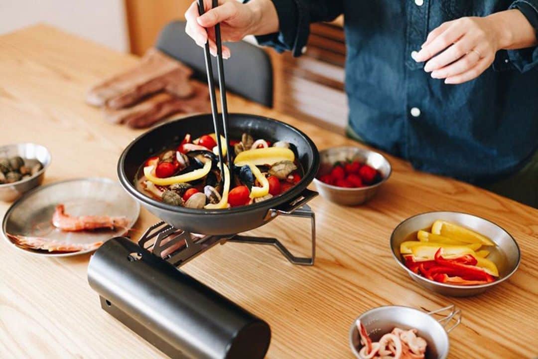 Snow Peak USAさんのインスタグラム写真 - (Snow Peak USAInstagram)「Curate a collection of camping goods that you can integrate into your home. The Home & Camp Cookset is a four-piece solution that can be utilized as a stockpot, dutch oven, or frying pan. Available in two different sizes, it's a functional set that pairs perfectly with the popular Home & Camp Burner.」10月7日 1時00分 - snowpeakusa