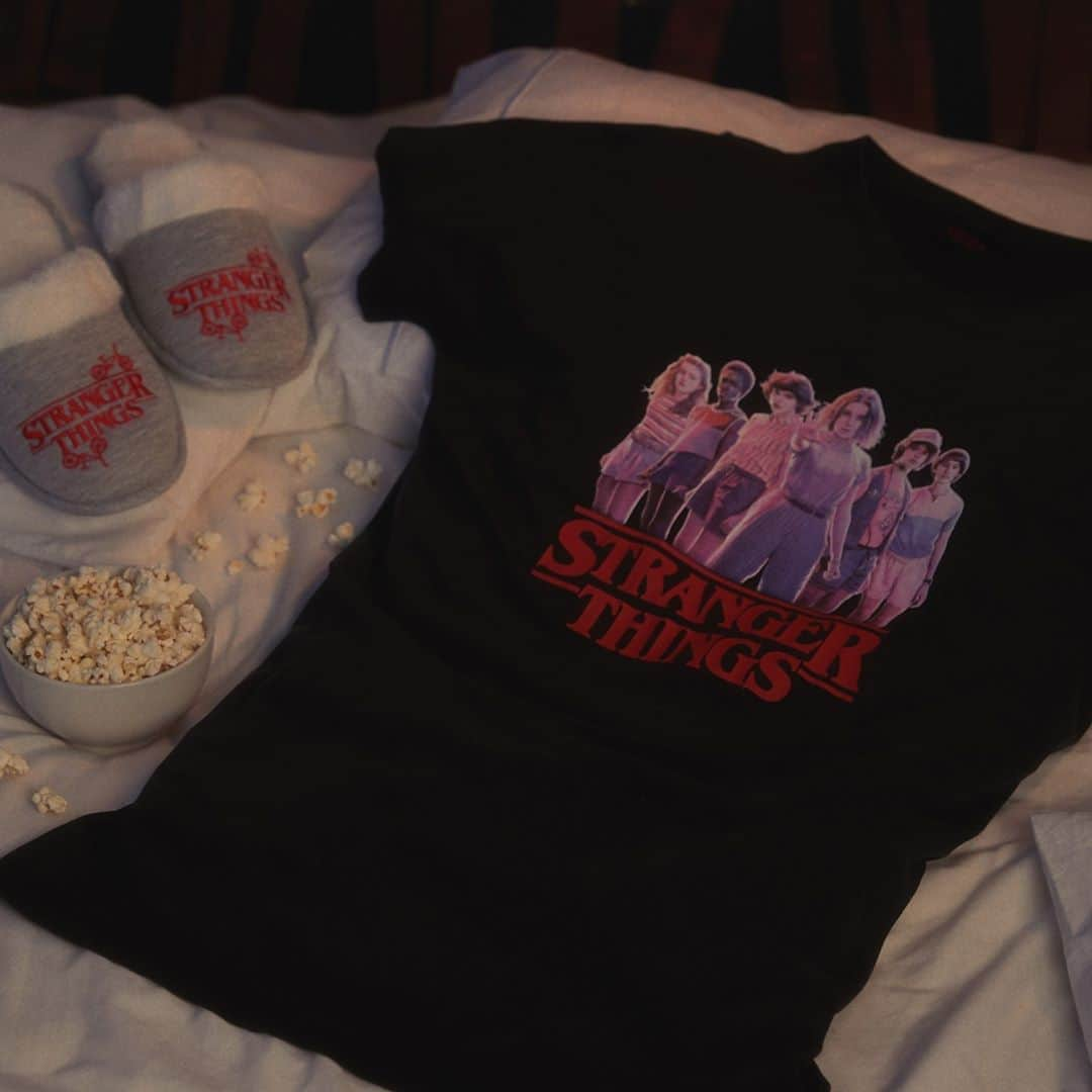 プリマークさんのインスタグラム写真 - (プリマークInstagram)「Pay tribute to your fave #StrangerThings characters by sporting our latest collection, and don’t forget our comfy logo slippers for around the house 🙌#Primark #PrimarkXNetflix」10月7日 1時00分 - primark