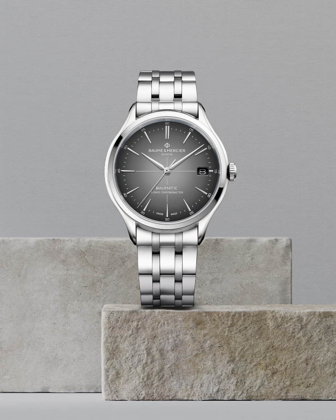 ボーンメルシーのインスタグラム：「Choose to rock.  -- Clifton Baumatic 10551 40mm, Baumatic in-house Calibre, 5 Days Power Reserve, Chronometer.  -- #BaumeetMercier #CliftonBaumatic #SwissMade #Watchmaking #Watchoftheday #Innovation #Design」