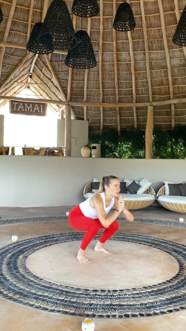 SONYA ESMANのインスタグラム：「Mexico gives you wings ♥️🧚🏼‍♀️ loved doing yoga & playing basketball in @lornajaneactive at @fspuntamita this week. @ljclarkson @modelistemagazine  #lornajane #modearoundtheglobe #fspuntamita   discount code: SONYA20」
