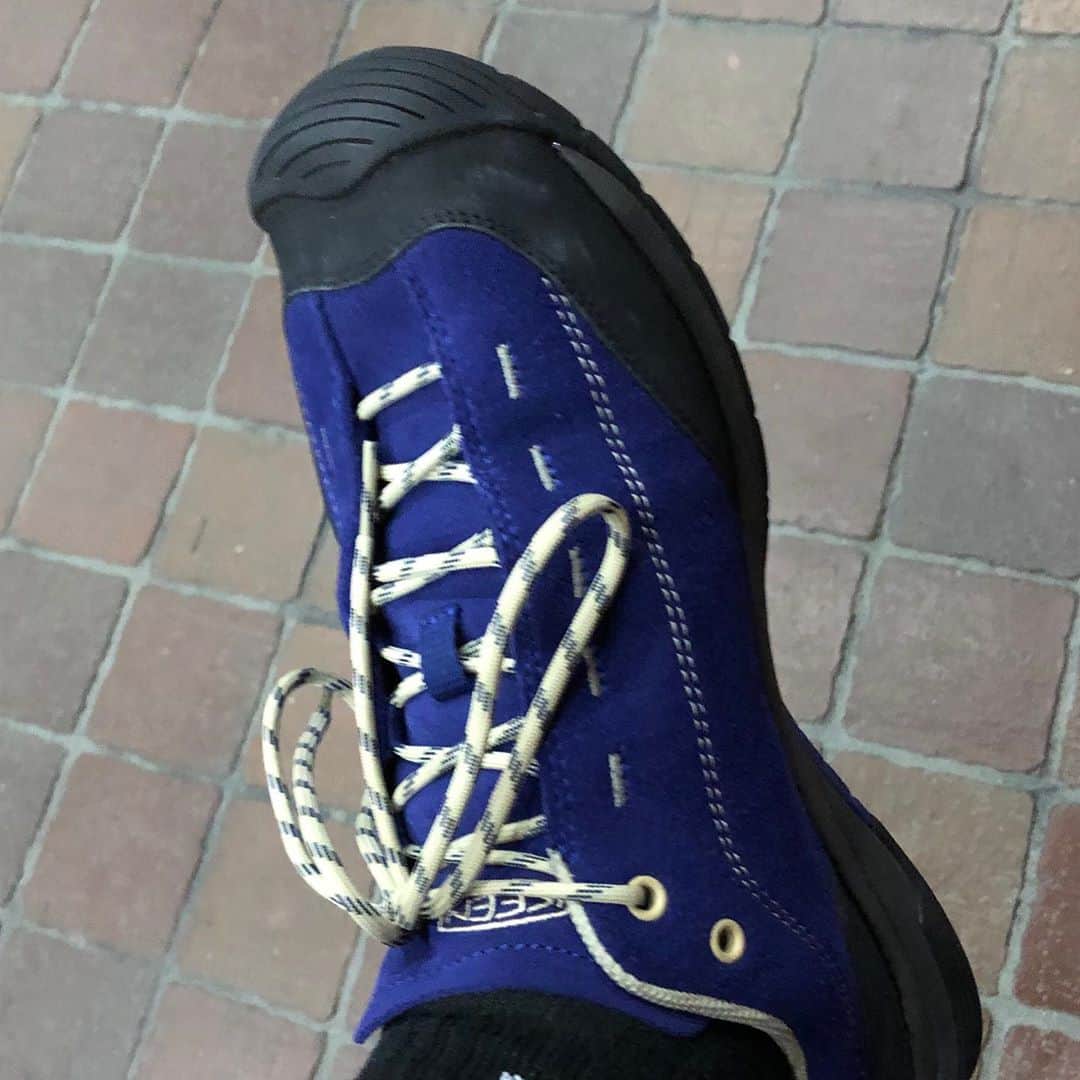 丸山ゴンザレスのインスタグラム：「秋のお供にジャスパーウォータープルーフ！防水スニーカーだぜ！ #keenjapan @keen_japan」