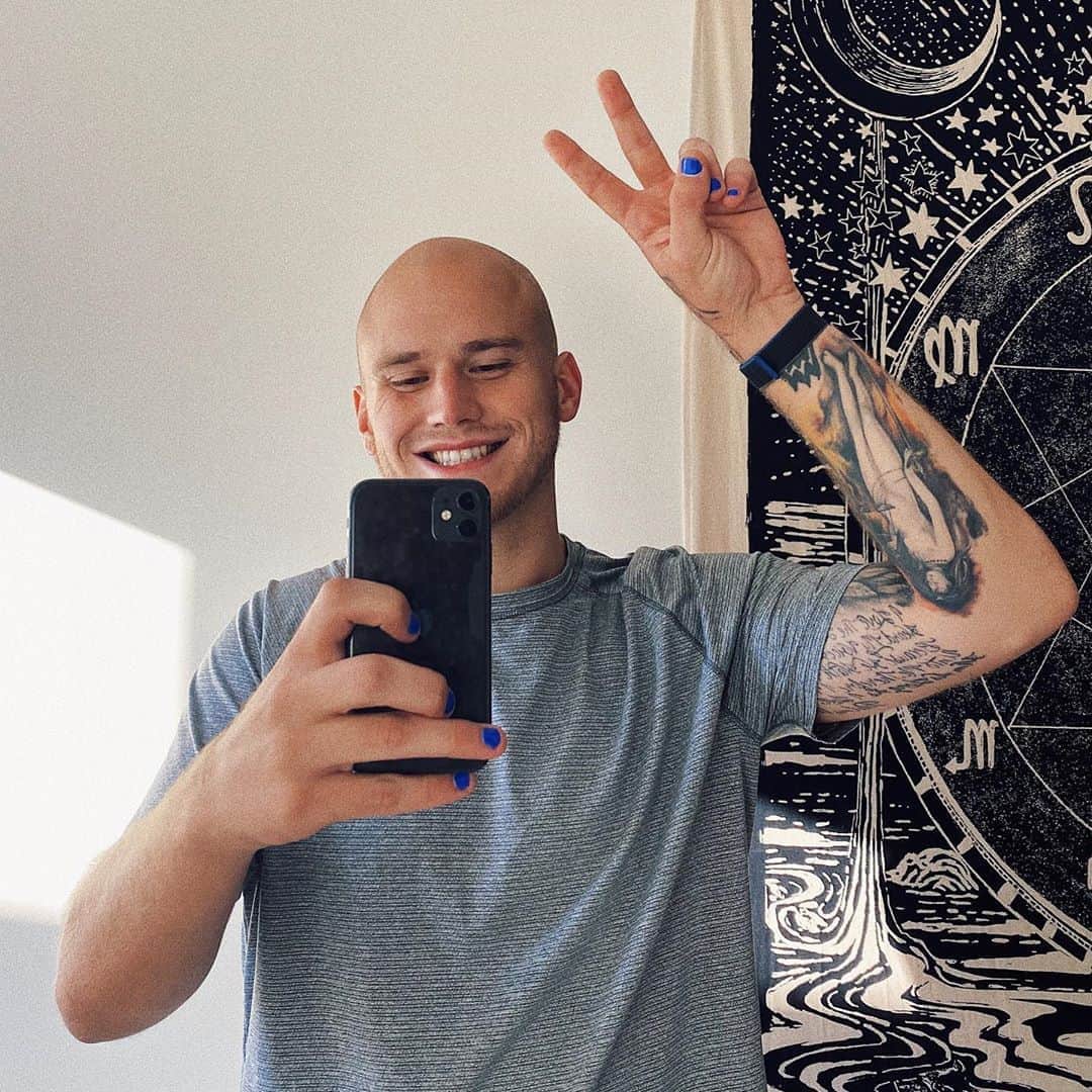 のインスタグラム：「I've been going hiking around 7am for the last few weeks & I gotta say it is completely changing my days & my mood. When y'all are going through something stressful I encourage you to just go hiking or walking in nature, its very healing. Have a sickening day everyone.」