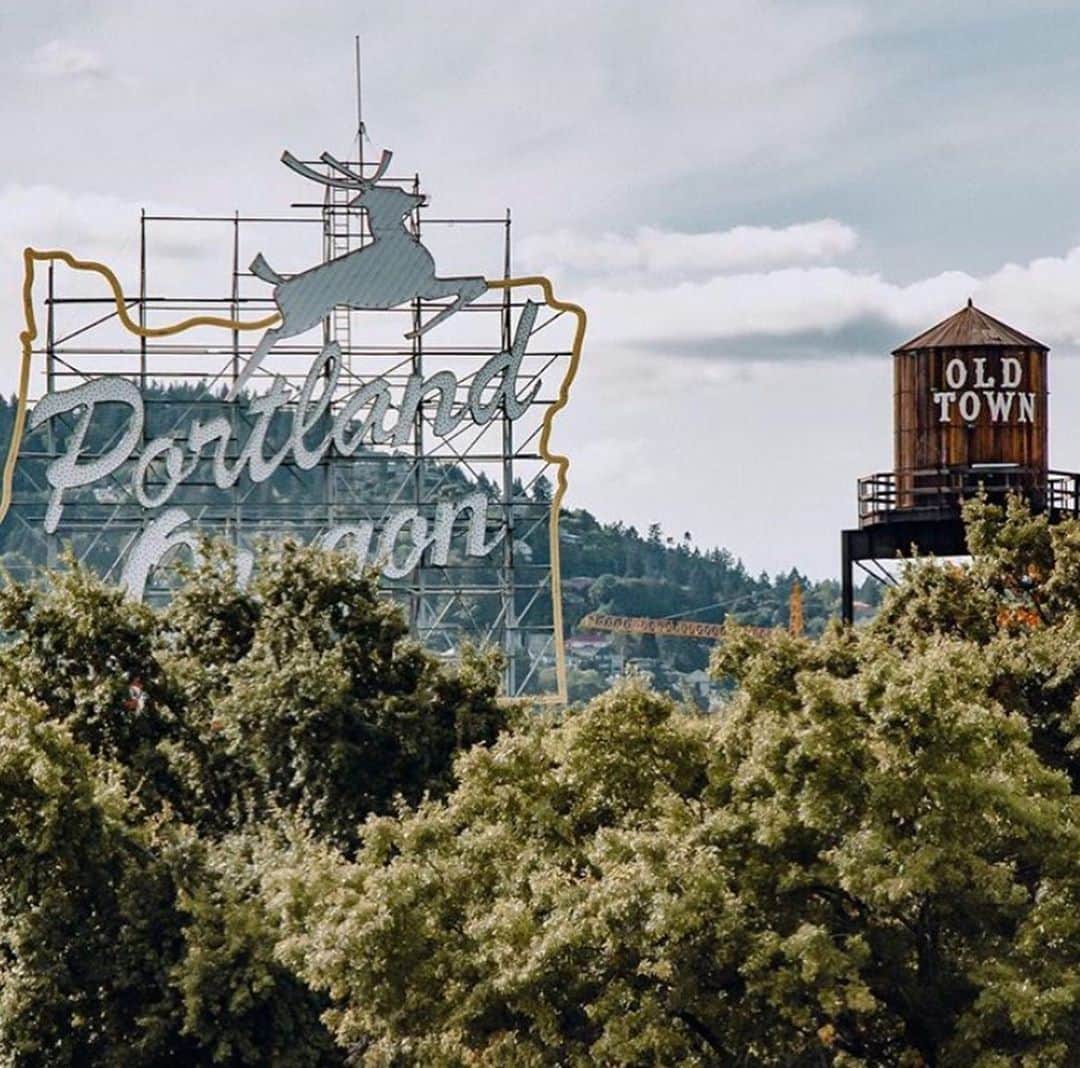 Portlandさんのインスタグラム写真 - (PortlandInstagram)「Swipe for a glow-up of the iconic White Stag sign in Old Town✨ - 📷: @v.eronica.r  #Portland #PortlandNW #PDX」10月7日 1時09分 - portland