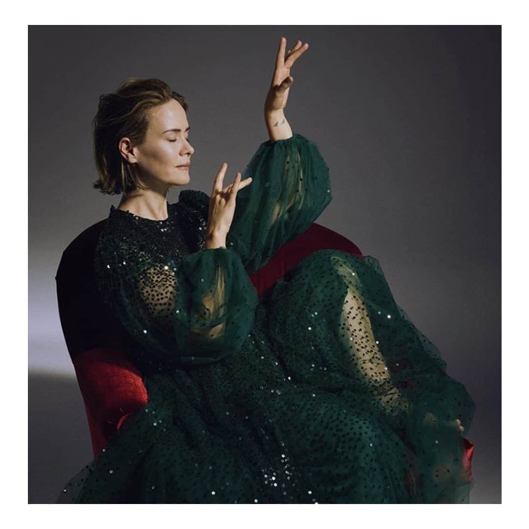 Valentinoさんのインスタグラム写真 - (ValentinoInstagram)「For the October cover of @HarpersBazaarUS, @mssarahcatharinepaulson was photographed by @samtaylorjohnson in a green tulle and sequin Valentino dress. #ValentinoNewsstand」10月7日 1時18分 - maisonvalentino