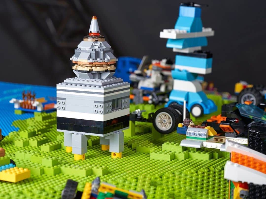 アルバロ・アルベロアさんのインスタグラム写真 - (アルバロ・アルベロアInstagram)「Como grandes amantes de Lego que somos en casa no dudamos en aceptar el reto de hacer una construcción usando nuestra imaginación.  ¡Menos mal que los niños son bastante más creativos que yo! 🤣  Animaos, uníos y subid vuestras creaciones a través del link de la bio. #rebuildtheworld #legoespaña」10月7日 1時11分 - arbeloa