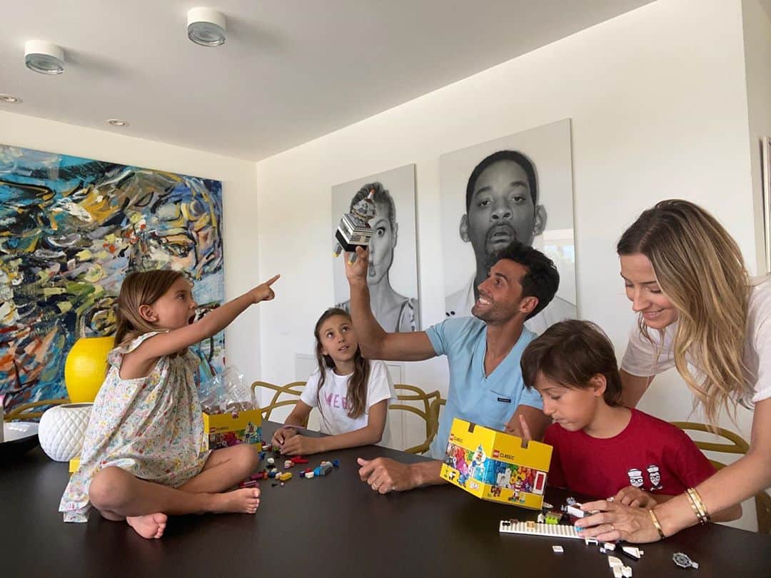 アルバロ・アルベロアのインスタグラム：「Como grandes amantes de Lego que somos en casa no dudamos en aceptar el reto de hacer una construcción usando nuestra imaginación.  ¡Menos mal que los niños son bastante más creativos que yo! 🤣  Animaos, uníos y subid vuestras creaciones a través del link de la bio. #rebuildtheworld #legoespaña」