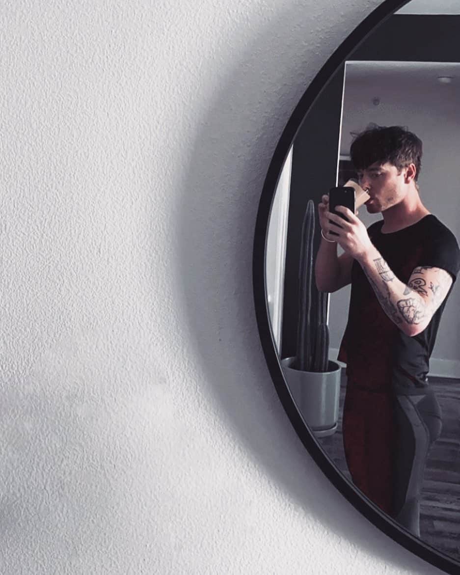 レオン・エルスのインスタグラム：「Good morning beautiful souls be kind to yourself today. 🙃」