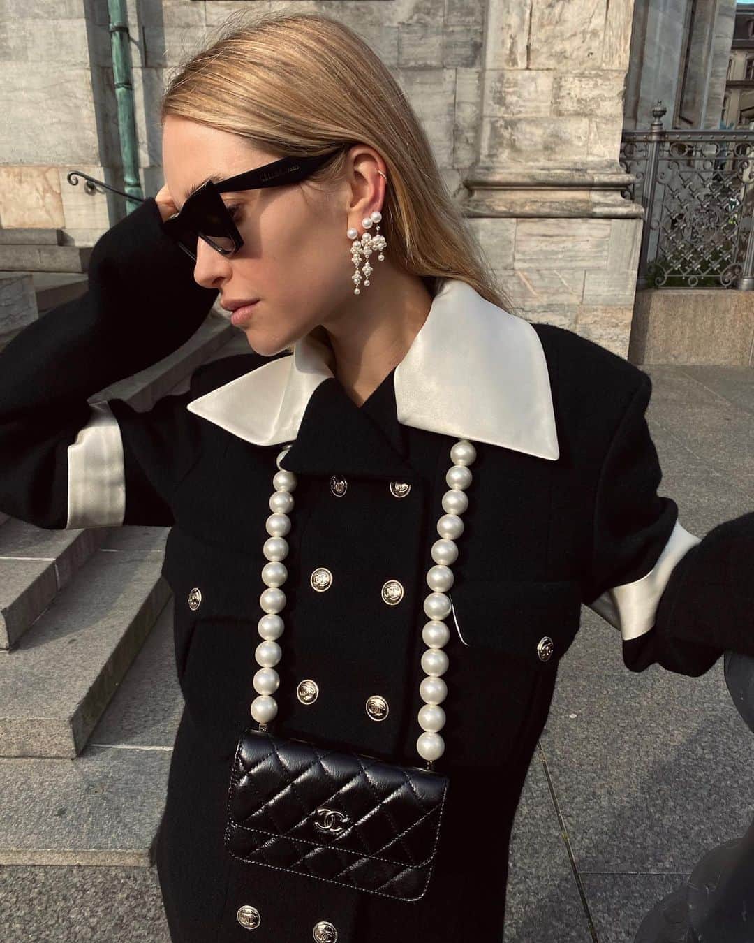 ペニーレ・タイスベックのインスタグラム：「This AM on my way to see the digital show with my @chanelofficial family ♥️」