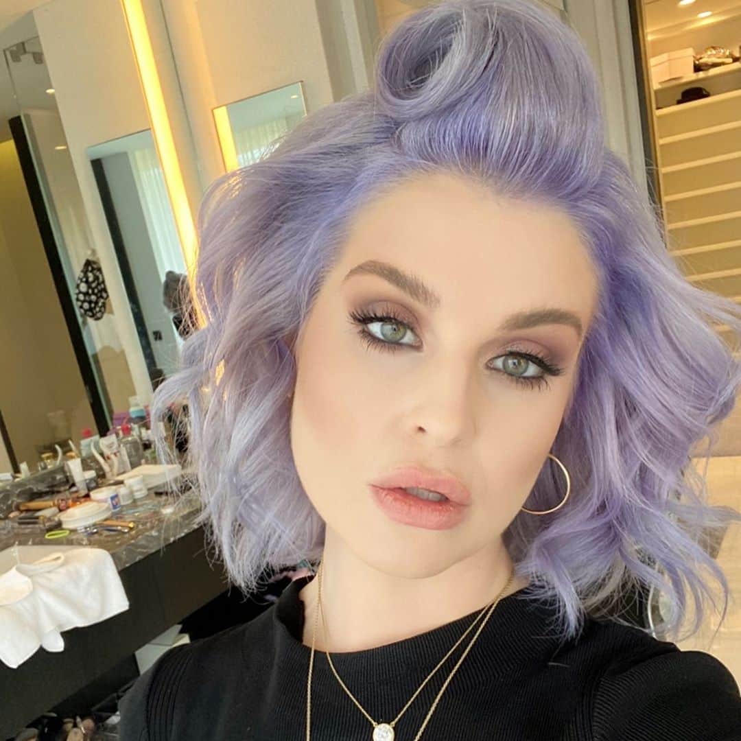 ケリー・オズボーンのインスタグラム：「Maybe she’s born with it... maybe it’s constipation?」