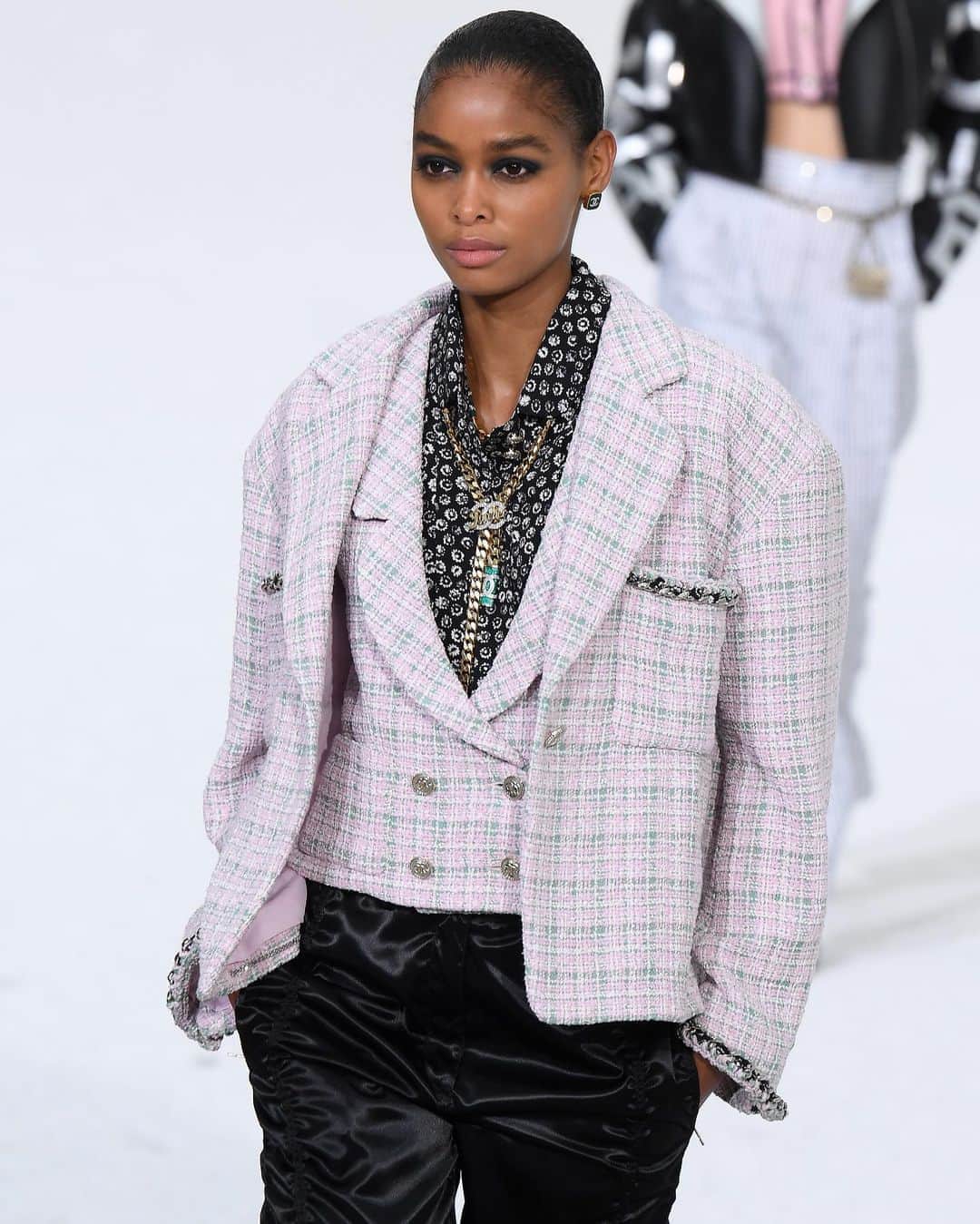 Fashion Weekのインスタグラム：「Can't go wrong with a classic 🖤 @chanelofficial's #PFW runway featured the fashion house's staple tweed, iconic insignia and go-to black-and-white color palette with pops of pink. 📸 by @gettyimages」