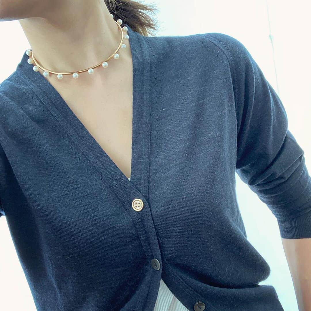 のインスタグラム：「カーディガンにダイアモンドのボタン。 #bijoudem  明日から伊勢丹スタート。」