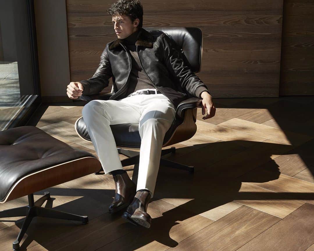 カナーリのインスタグラム：「The Canali Exclusive man expresses his love of beauty in a search for discrete yet vaunted excellence. Discover the collection through the link in bio. #Canali1934 #MadeInItaly #menswear #menstyle #ChasingBeauty」
