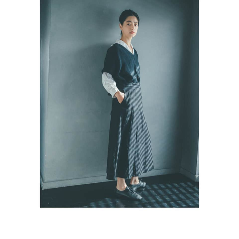 市川実和子さんのインスタグラム写真 - (市川実和子Instagram)「nest_robe【 SITRUUNA vol.03 】﻿ 「nest Robe deわがままな別注」﻿ ﻿ 現在発売中のSITRUUNA vol.03にて、﻿ nest Robeさんに、市川実和子が「日常を照らす作業服」をイメージして、ブラックドレスとサロンスカートを別注させていただきました。﻿ ﻿ 前号のSITRUUNA誌面で、轟木節子さんにオキーフみたいにスタイリングしてもらったページが印象的で頭から離れず、あんなふうにキリッとした空気の服が日常にあったらいいな、という思いを胸に、初のリモートワークに戸惑いながらも、スタッフの皆さまのアイデアとお力を存分にお借りして出来ました。﻿ ﻿ そしてさっき、袖を通して外に出たら、さっそく友人に褒められました。﻿ うれしいー。﻿ ﻿ 濡れたような黒、しっかりとしたリネン、﻿ とにかくポケットがいっぱいついてて、﻿ とにかく盛り沢山に色んなふうに着れて、﻿ そして日常の中に、ぽっと浮かび上がるよう美しさがあって、でも作業できる服がいいな。﻿ ﻿ そんなわたしのわがままをたくさん取り入れてもらったドレスとサロンスカート。﻿ 手にとって下さった皆様にも気に入ってもらえたらと願っています。﻿ ﻿ 商品の詳細はSITRUUNAの誌面とnest RobeのONLINESHOPをご覧ください。﻿ ﻿ #nestRobe﻿ #ネストローブ﻿ #SITRUUNA﻿ #シトルーナ﻿ #扶桑社﻿ #nestrobedeわがままな別注」10月7日 1時22分 - miwako_ichikawa_