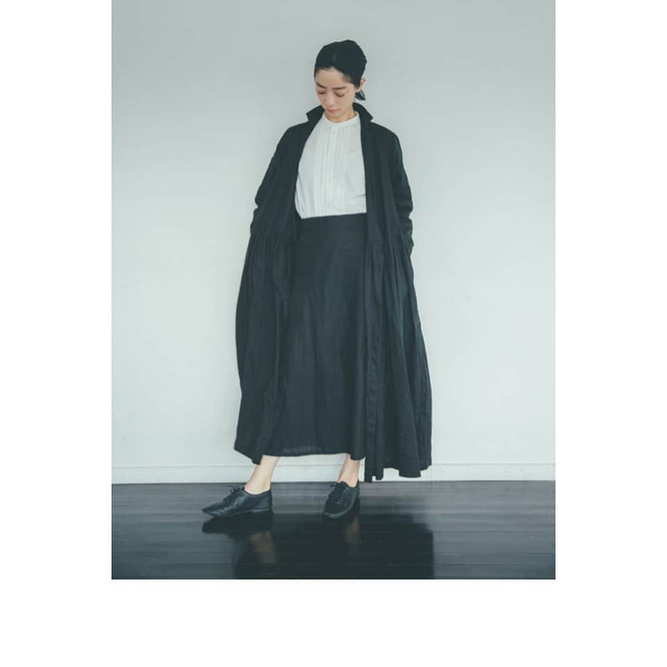 市川実和子のインスタグラム：「nest_robe【 SITRUUNA vol.03 】﻿ 「nest Robe deわがままな別注」﻿ ﻿ 現在発売中のSITRUUNA vol.03にて、﻿ nest Robeさんに、市川実和子が「日常を照らす作業服」をイメージして、ブラックドレスとサロンスカートを別注させていただきました。﻿ ﻿ 前号のSITRUUNA誌面で、轟木節子さんにオキーフみたいにスタイリングしてもらったページが印象的で頭から離れず、あんなふうにキリッとした空気の服が日常にあったらいいな、という思いを胸に、初のリモートワークに戸惑いながらも、スタッフの皆さまのアイデアとお力を存分にお借りして出来ました。﻿ ﻿ そしてさっき、袖を通して外に出たら、さっそく友人に褒められました。﻿ うれしいー。﻿ ﻿ 濡れたような黒、しっかりとしたリネン、﻿ とにかくポケットがいっぱいついてて、﻿ とにかく盛り沢山に色んなふうに着れて、﻿ そして日常の中に、ぽっと浮かび上がるよう美しさがあって、でも作業できる服がいいな。﻿ ﻿ そんなわたしのわがままをたくさん取り入れてもらったドレスとサロンスカート。﻿ 手にとって下さった皆様にも気に入ってもらえたらと願っています。﻿ ﻿ 商品の詳細はSITRUUNAの誌面とnest RobeのONLINESHOPをご覧ください。﻿ ﻿ #nestRobe﻿ #ネストローブ﻿ #SITRUUNA﻿ #シトルーナ﻿ #扶桑社﻿ #nestrobedeわがままな別注」