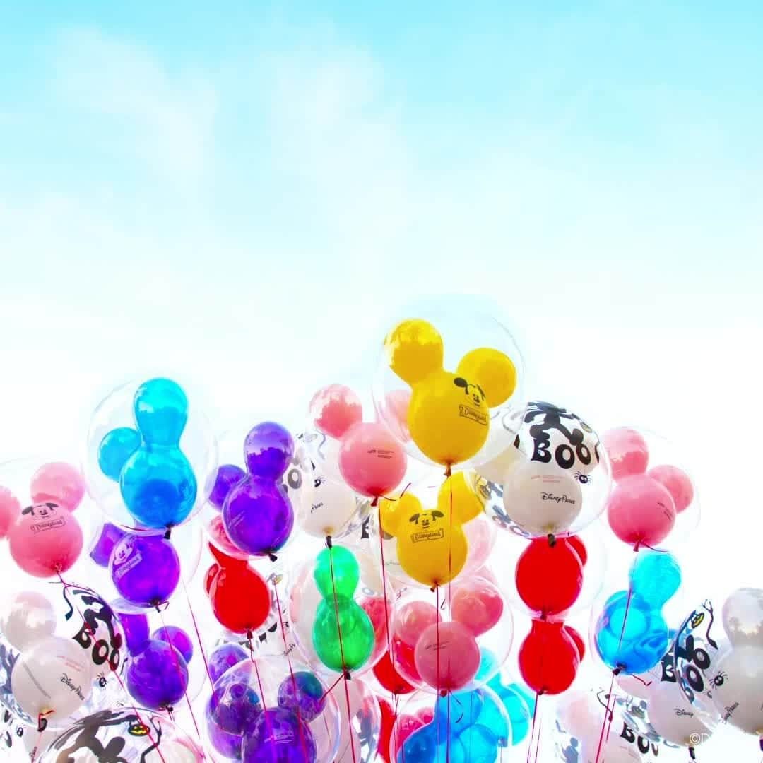Walt Disney Worldのインスタグラム：「Even balloons can get into the spirit of the Halloween season! #DisneyMagicMoments✨」