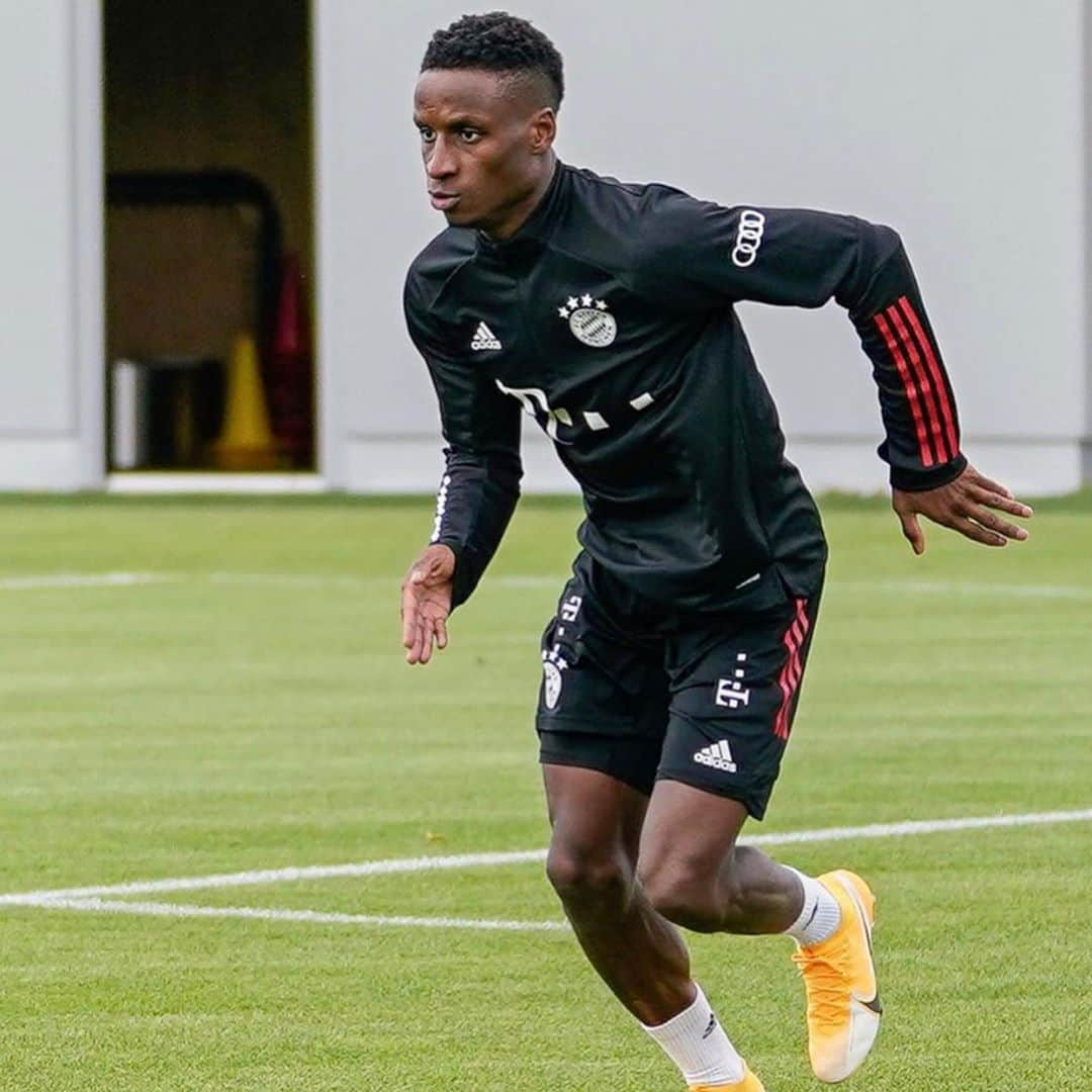 ブナ・サールさんのインスタグラム写真 - (ブナ・サールInstagram)「First Training ! 😃 🔴⚪️ #MiaSanMia 👊🏾」10月7日 1時24分 - bounasarr