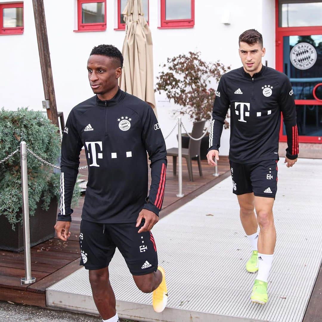 ブナ・サールのインスタグラム：「First Training ! 😃 🔴⚪️ #MiaSanMia 👊🏾」