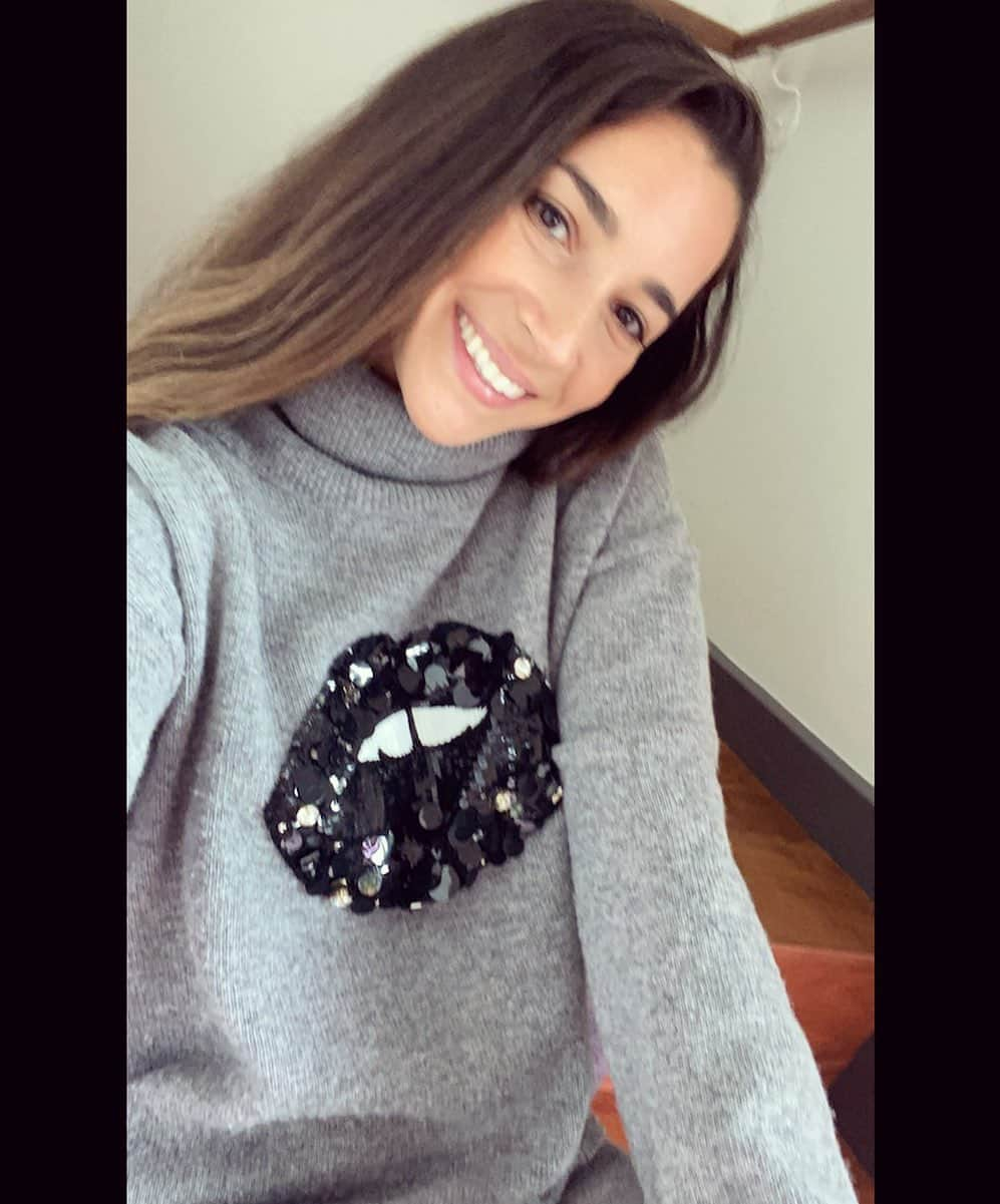 アリー・レイズマンさんのインスタグラム写真 - (アリー・レイズマンInstagram)「My favorite cozy sweater」10月7日 1時36分 - alyraisman