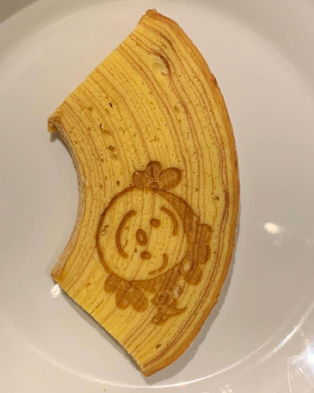 のインスタグラム：「差し入れありがとうございました #サザエさんバームクーヘン #エロティック煩悩room #入浴剤 #萩の月 #崎陽軒」