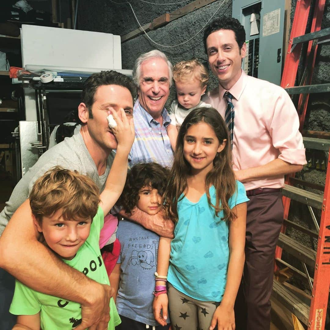 マーク・フォイアスタインのインスタグラム：「Ah, memories from the set of @royalpains. My son still does that! @jenmaryross #henrywinkler」