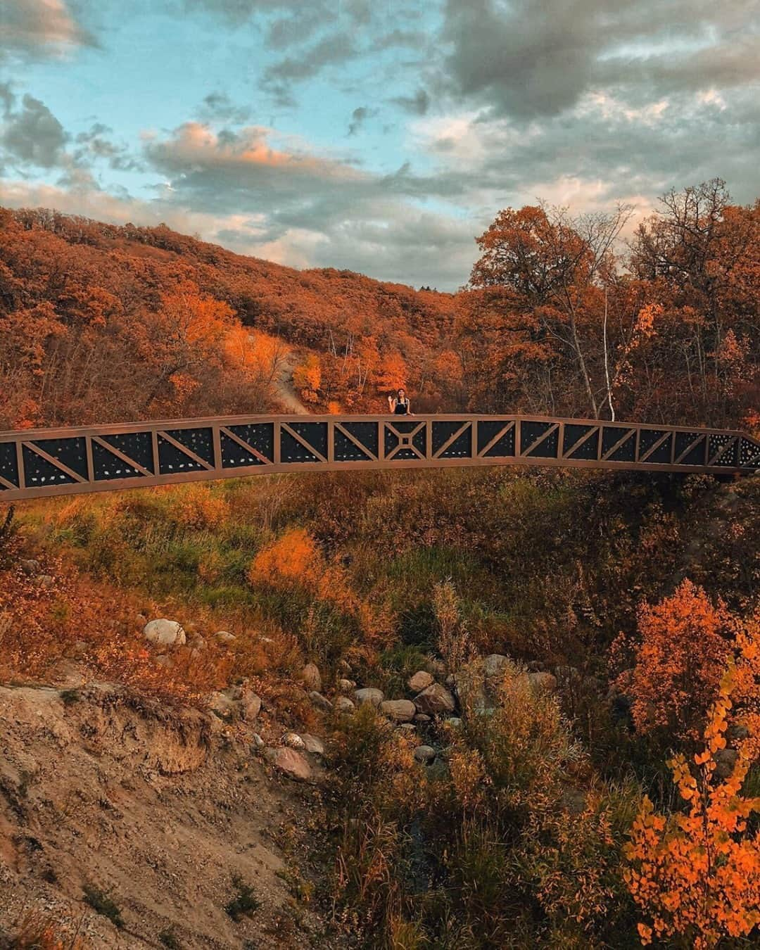 Explore Canadaさんのインスタグラム写真 - (Explore CanadaInstagram)「Raise a hand if you love fall as much as we do! ✋⁠ .⁠ Pembina Valley Provincial Park is located in southern Manitoba and is packed with beautiful trails. If you’re local to Manitoba and looking to explore, you can find this breathtaking view along the Pembina Rim Trail Loop!  #ExploreCanada⁠ #CanadaNice ⁠ *Know before you go! Check the most up-to-date travel restrictions and border closures before planning your trip and if you're travelling in Canada, download the COVID Alert app to your mobile device.*⁠ ⁠ 📷: @hikes_of_mb⁠ 📍: @travelmanitoba⁠ ⁠ #ExploreMB⁠」10月7日 1時46分 - explorecanada