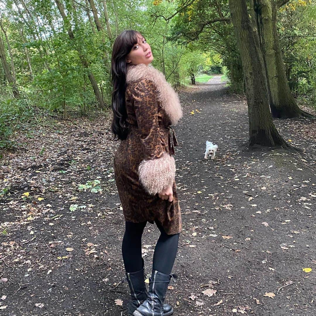 のインスタグラム：「The world has changed so very much this year & it makes me happy to know that this pandemic could have changed so much for the better. @charlottesimone is a soothing example of this necessary change. This week, she has launched a new collection with limited numbers (my gorgeous penny coat is one of only 79 of its kind) with the vision of being a far more sustainable business, creating less waste & more bespoke pieces. I’m very proud of you Charlotte & I am totally in love with my coat ♥️ @graceebabes」
