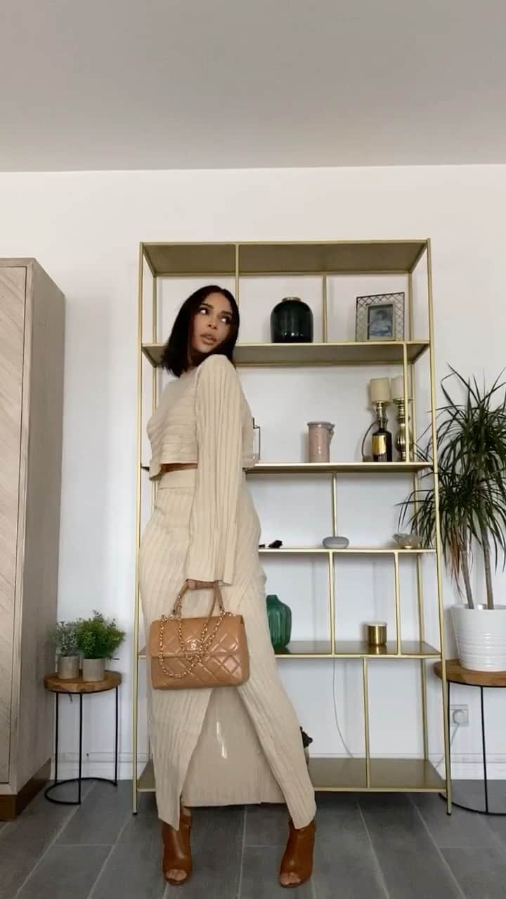 sananasのインスタグラム：「How you like that ? 🙃 On sort la maille du placard ca y’est il caiiiiiille ! Vous préférez quelle version ?  PSsSssit ! NOUVELLE VIDÉO EN LIGNE sur ma chaîne YouTube ! Je déballe les nouveautés de Noel vendues chez Sephora et j’annonce : le sac est énorme !  LOOK 1 : Pull @hm  Pantalon : @missguided  Escarpins : @zara  Sac @zara   LOOK 2 : Pull @fendi  Jogging @adidas  Baskets @nike  Sac @boohoofr   LOOK 3 :  Ensemble @missguided  Chaussures : @louboutinworld  Sac : @chanelofficial   #FashionInspiration #FallOutfits #TenuesAutomne #Automne #Fall #Fashion #FashionReels」