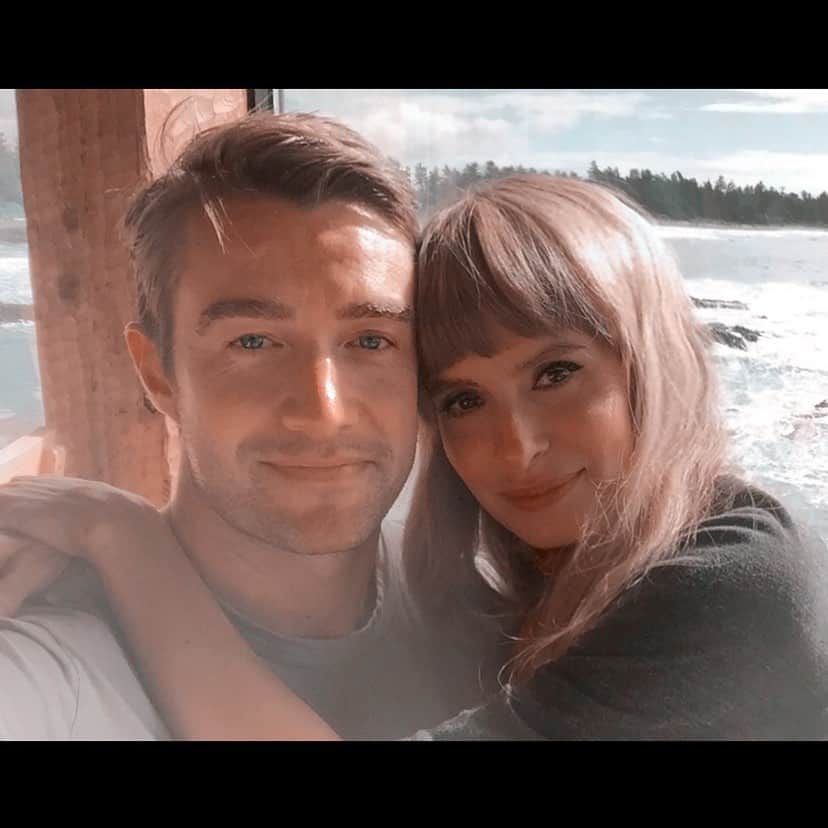 ロバート・バックリーのインスタグラム：「Happiest of birthdays to this stone cold fox that I’m lucky enough to call MY WIIIIIIIFE (in a Borat voice which she still tolerates because she has the patience of a saint). I love you @jennywade.」
