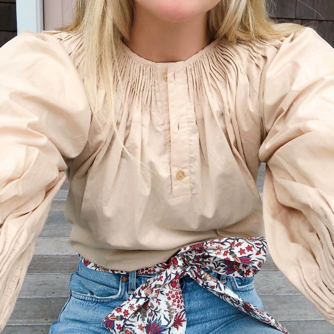 レフラーランドールのインスタグラム：「@jessie_loeffler_randall in our new hand-smocked blouse, creatively repurposing the sash tie from our house dress as a belt ❤️ Visit the link in our bio to read all about how she's wearing our new ready-to-wear capsule now.」