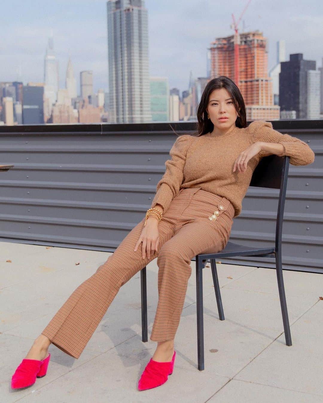 デレクラムのインスタグラム：「Monochromatic with a surprise ending. @mexicanbutjapanese wears our best-selling Locken Puff Sleeve in Camel & Corinna Cropped Flare in Rust.」