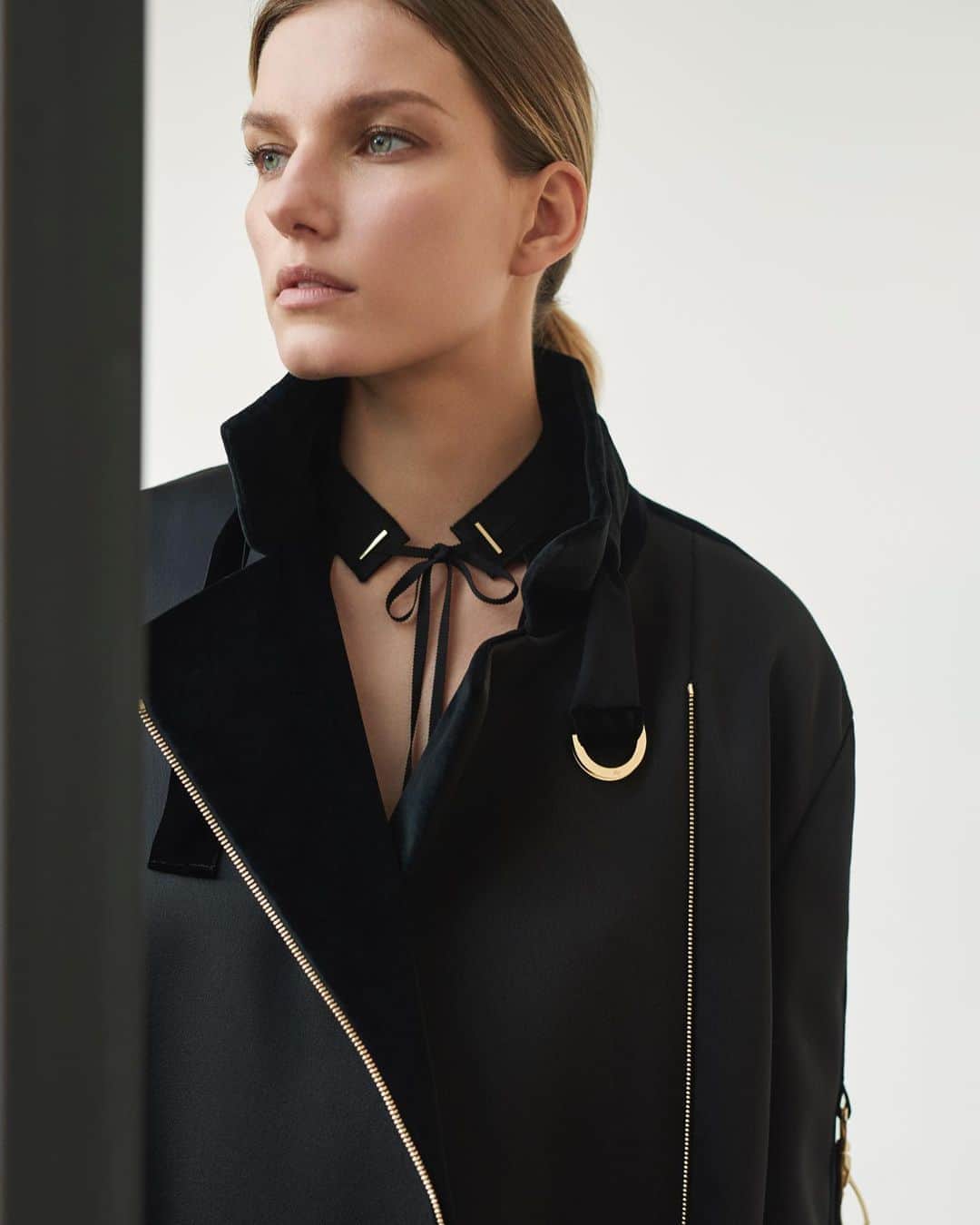 アマンダ ウェイクリーのインスタグラム：「Satin and Velvet are a favourite combination of mine… but not to be kept for the evening …this sports luxe piece brings a new level of effortless cool to your look… A x」